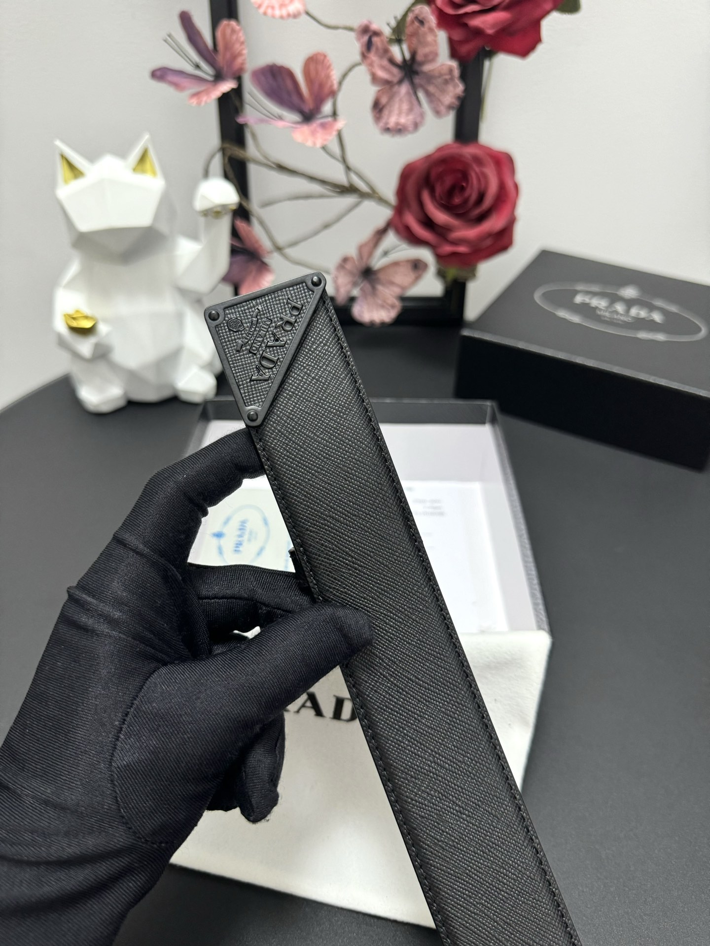 
PRADA   3.8cm      
颜色：黑色
十字纹牛皮纹理品质
每个细节都体现出至高的品味和格