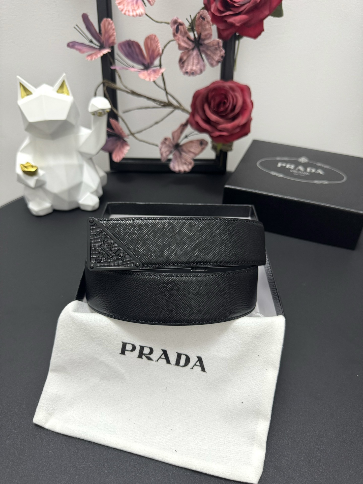 
PRADA   3.8cm      
颜色：黑色
十字纹牛皮纹理品质
每个细节都体现出至高的品味和格