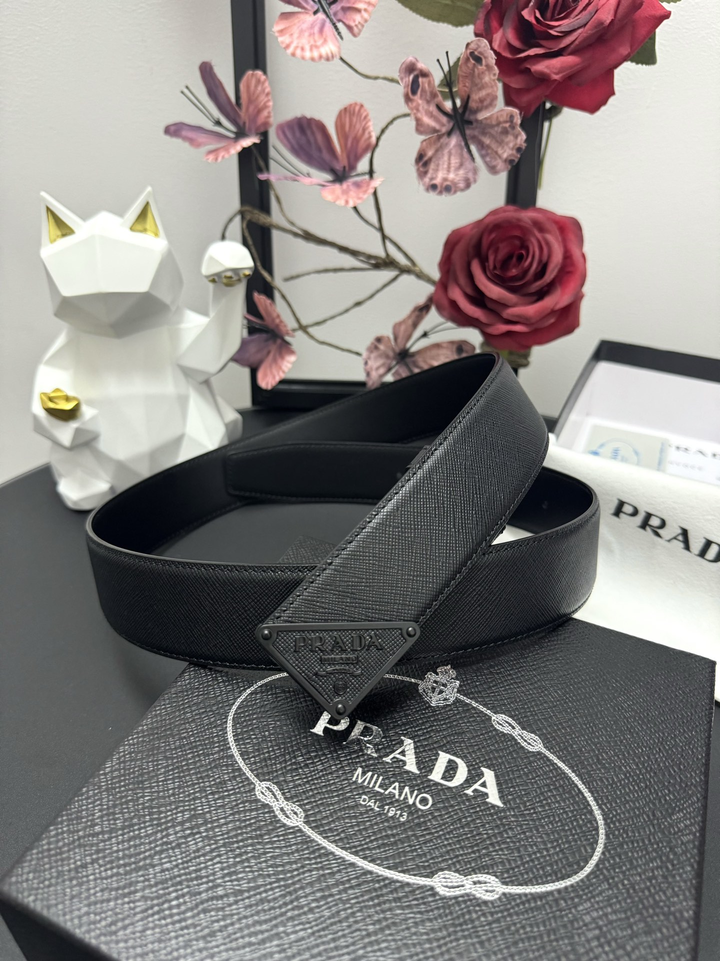 
PRADA   3.8cm      
颜色：黑色
十字纹牛皮纹理品质
每个细节都体现出至高的品味和格
