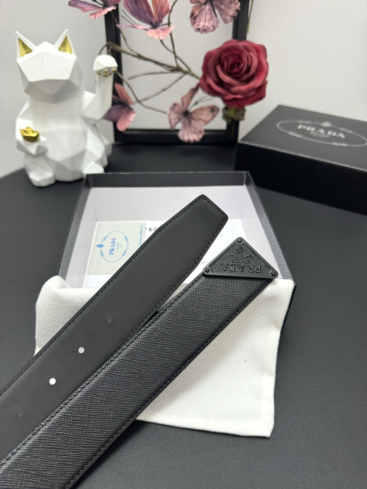 
PRADA   3.8cm      
颜色：黑色
十字纹牛皮纹理品质
每个细节都体现出至高的品味和格