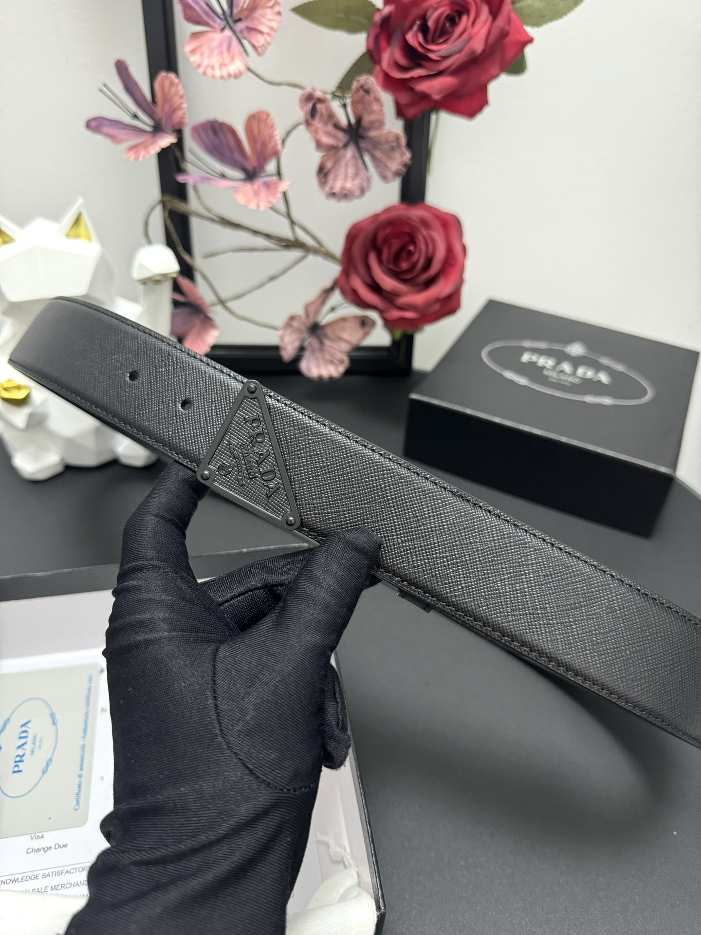 
PRADA   3.8cm      
颜色：黑色
十字纹牛皮纹理品质
每个细节都体现出至高的品味和格