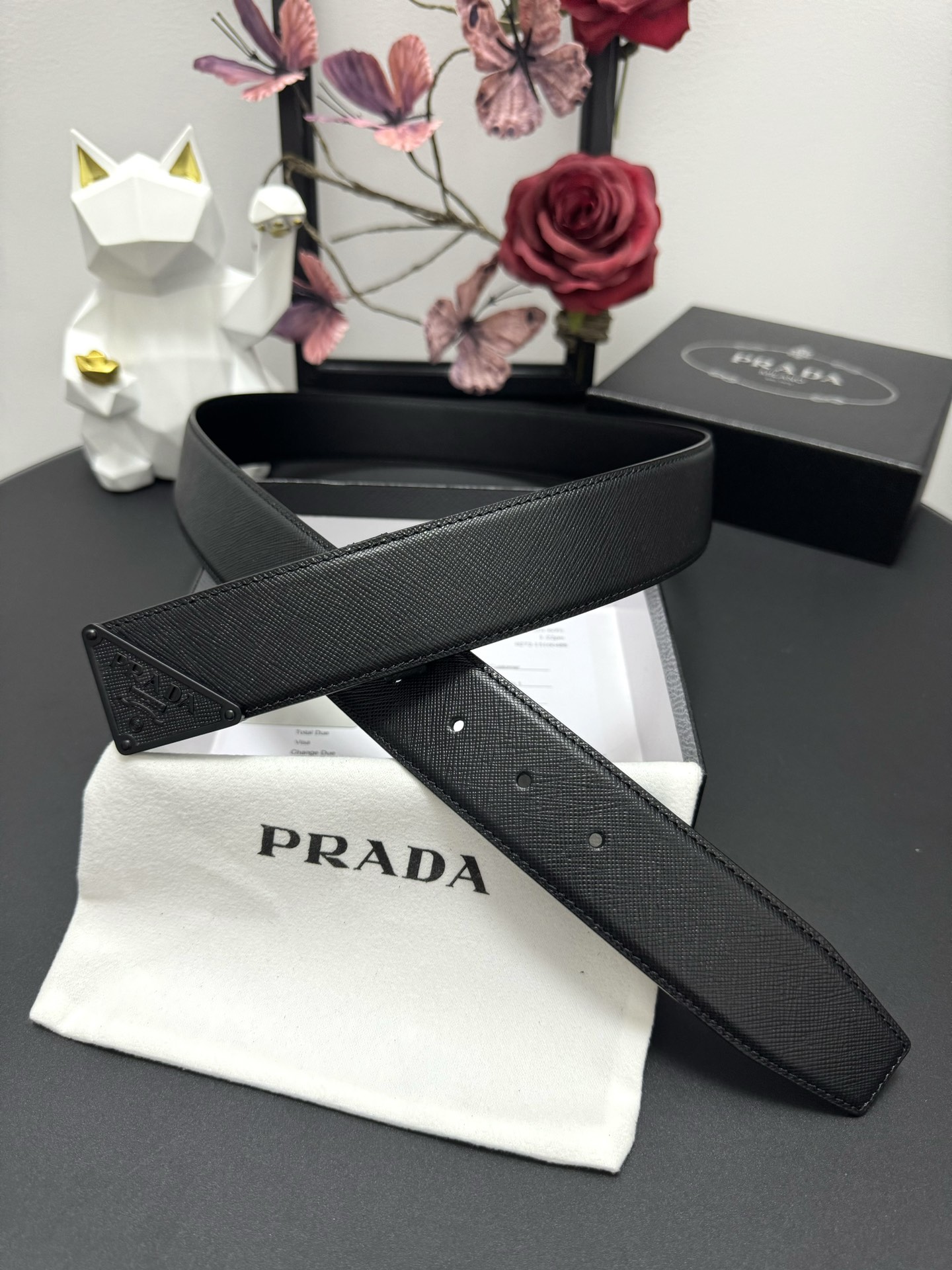 
PRADA   3.8cm      
颜色：黑色
十字纹牛皮纹理品质
每个细节都体现出至高的品味和格