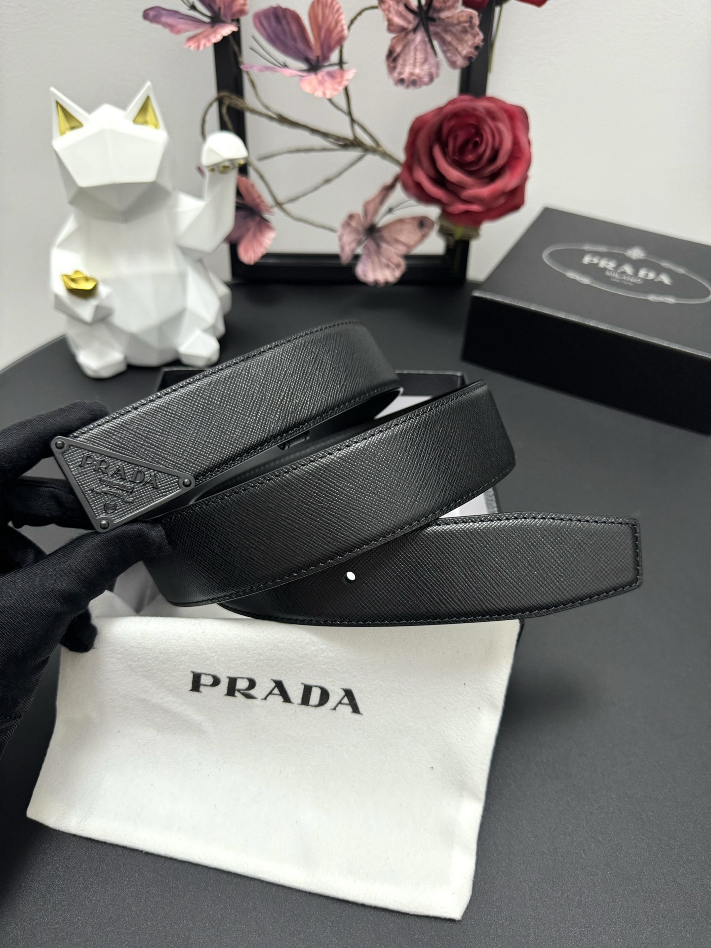 
PRADA   3.8cm      
颜色：黑色
十字纹牛皮纹理品质
每个细节都体现出至高的品味和格