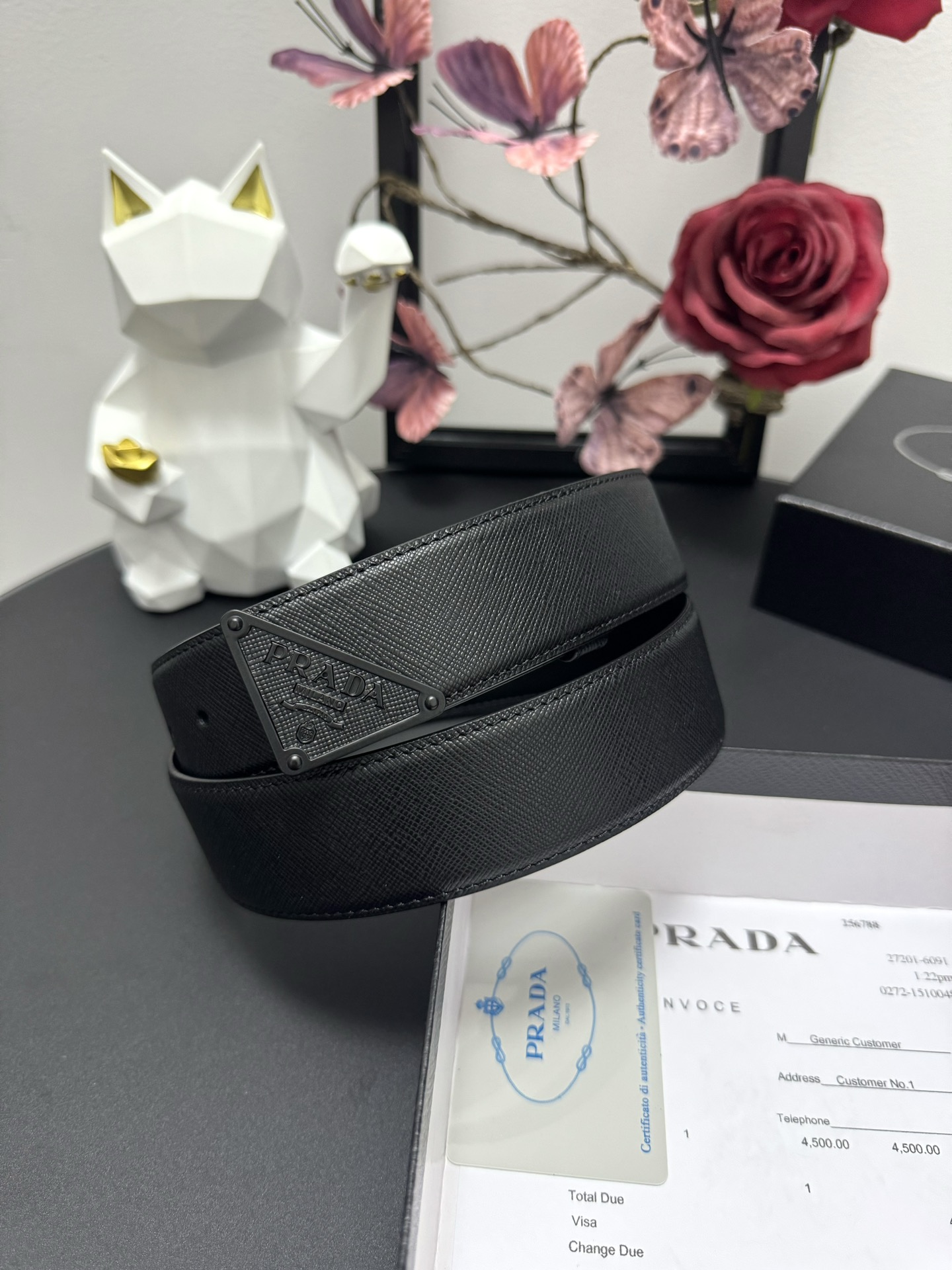 
PRADA   3.8cm      
颜色：黑色
十字纹牛皮纹理品质
每个细节都体现出至高的品味和格
