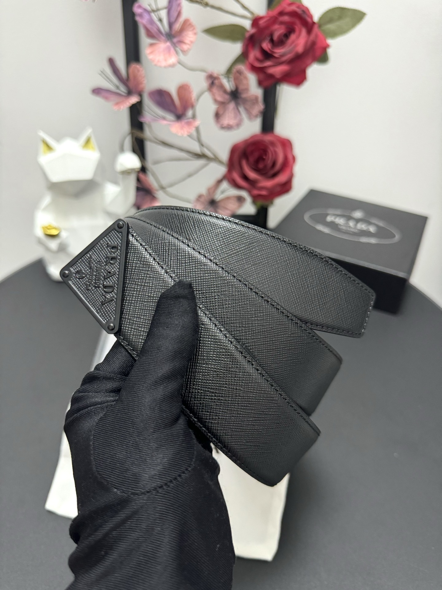 
PRADA   3.8cm      
颜色：黑色
十字纹牛皮纹理品质
每个细节都体现出至高的品味和格