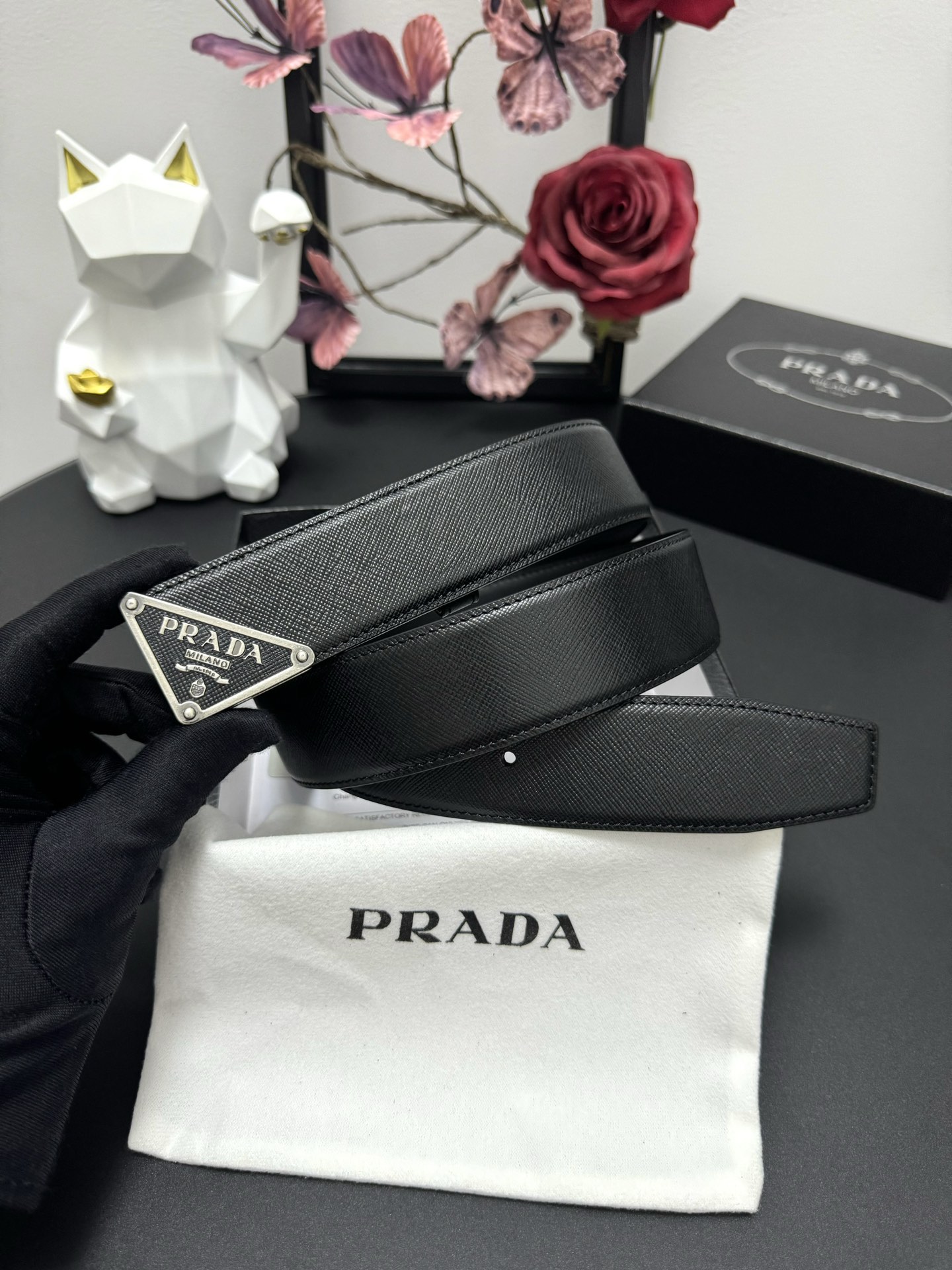 
PRADA   3.8cm      
颜色：黑色
十字纹牛皮纹理品质
每个细节都体现出至高的品味和格