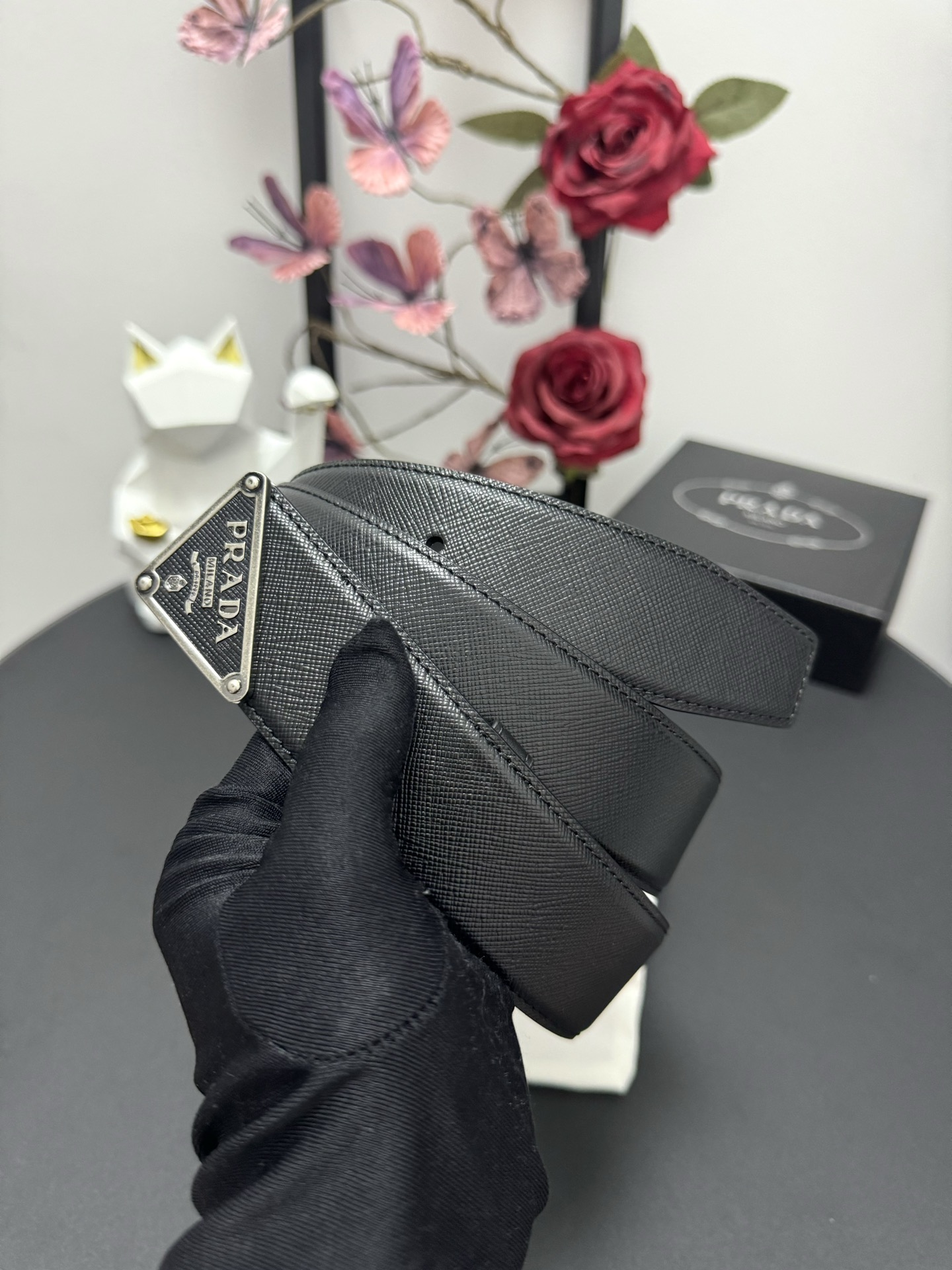 
PRADA   3.8cm      
颜色：黑色
十字纹牛皮纹理品质
每个细节都体现出至高的品味和格