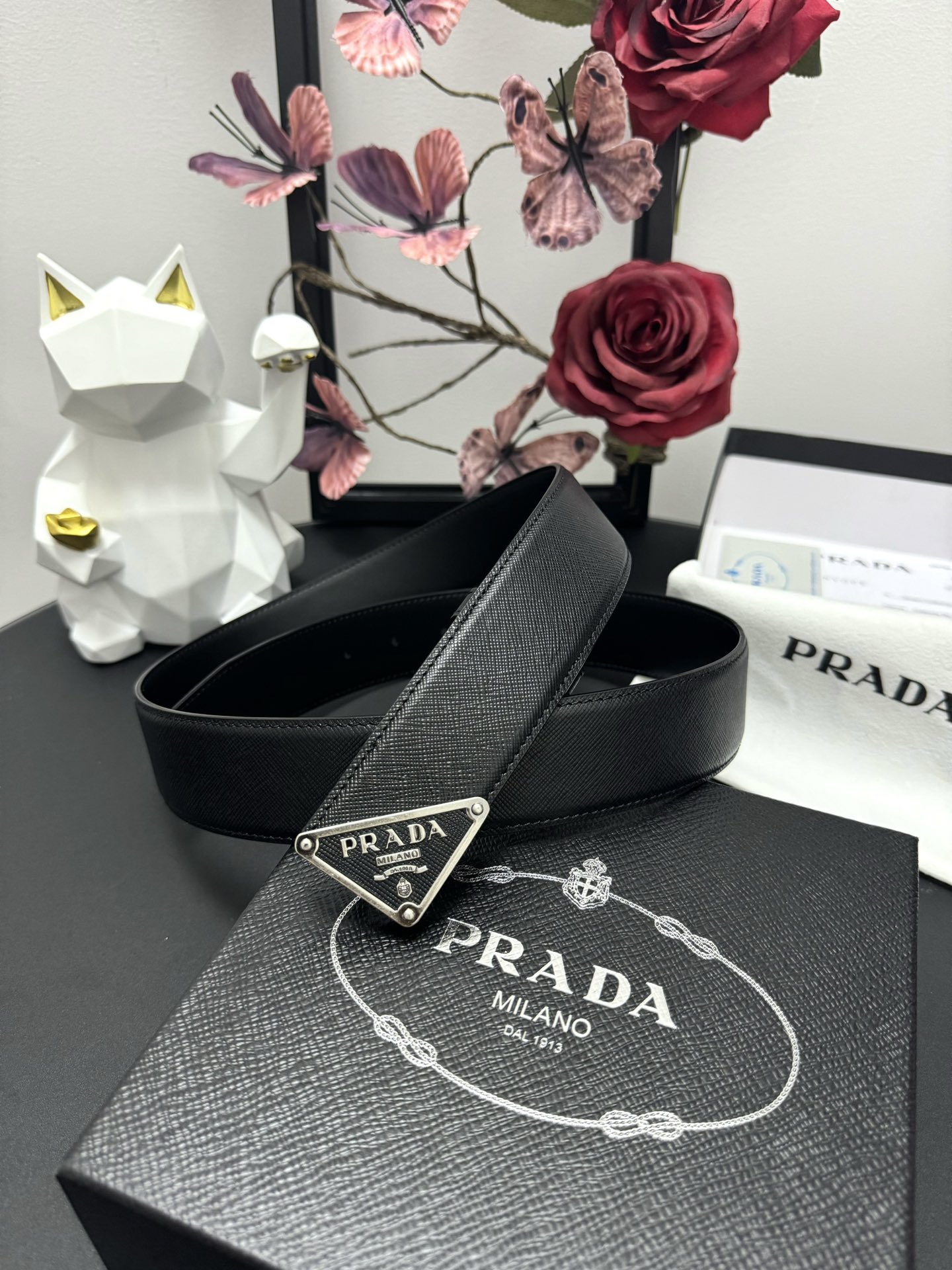
PRADA   3.8cm      
颜色：黑色
十字纹牛皮纹理品质
每个细节都体现出至高的品味和格