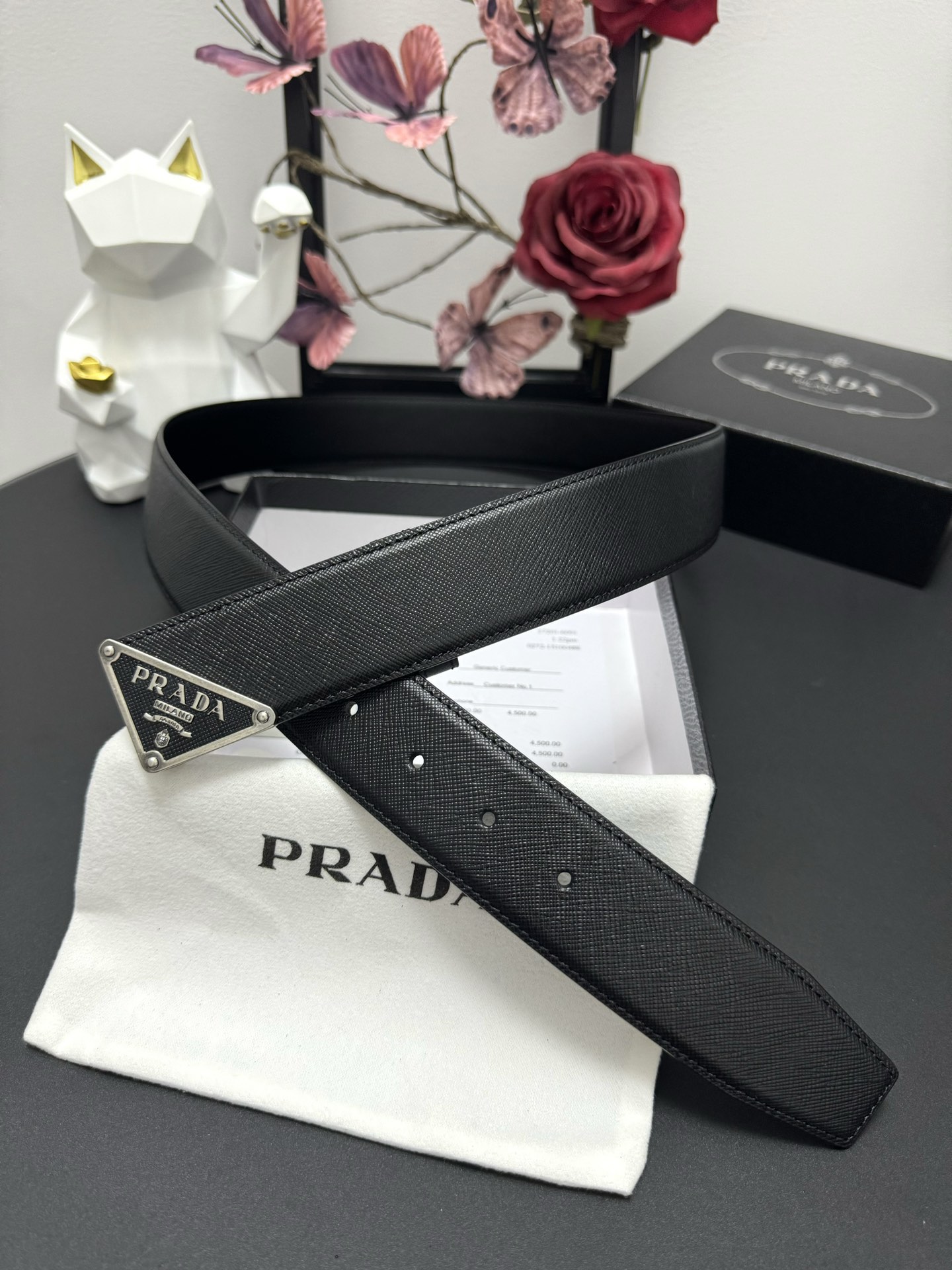 
PRADA   3.8cm      
颜色：黑色
十字纹牛皮纹理品质
每个细节都体现出至高的品味和格