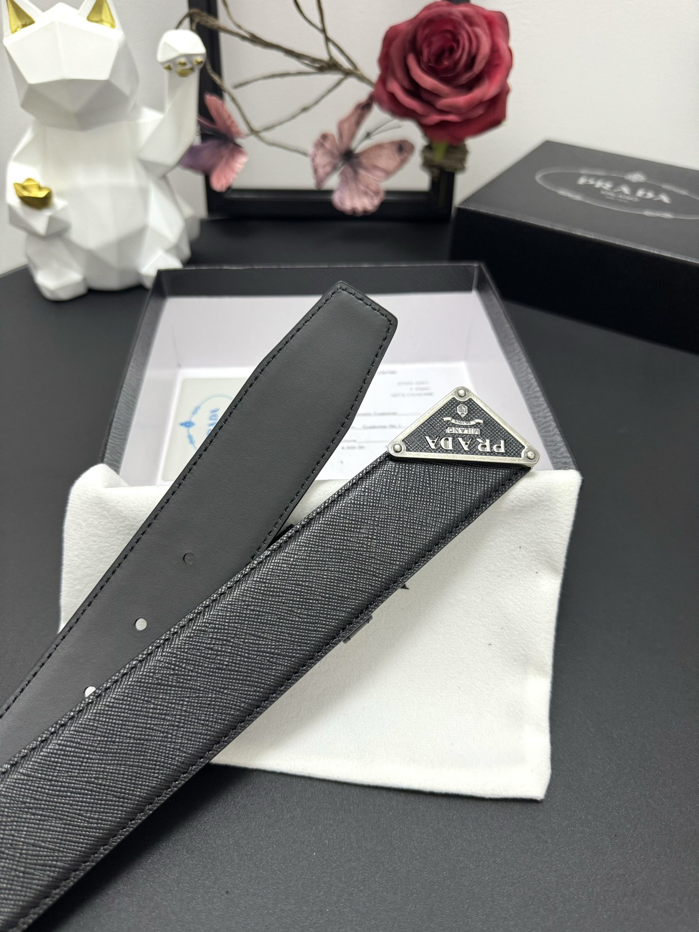 
PRADA   3.8cm      
颜色：黑色
十字纹牛皮纹理品质
每个细节都体现出至高的品味和格