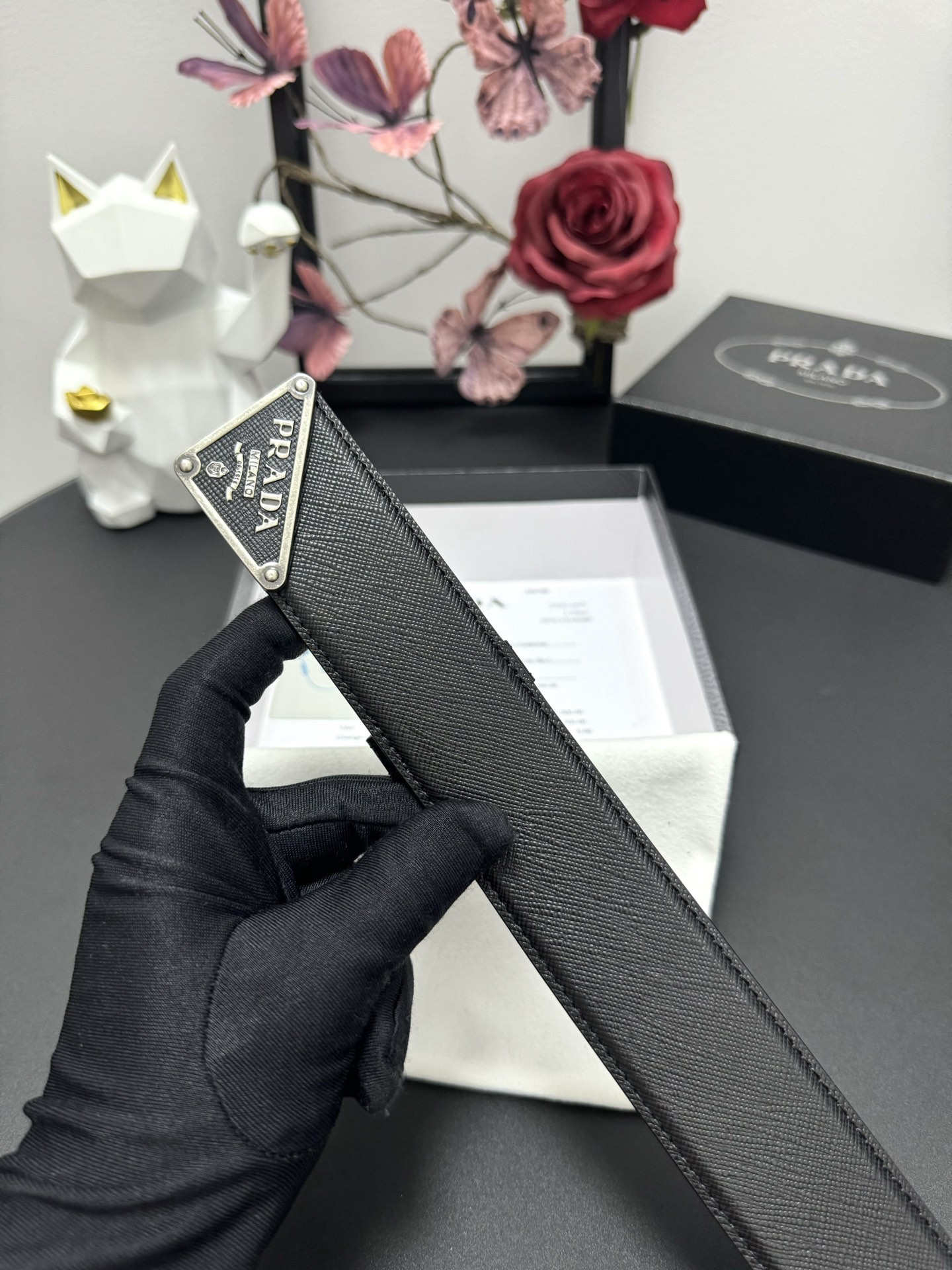 
PRADA   3.8cm      
颜色：黑色
十字纹牛皮纹理品质
每个细节都体现出至高的品味和格
