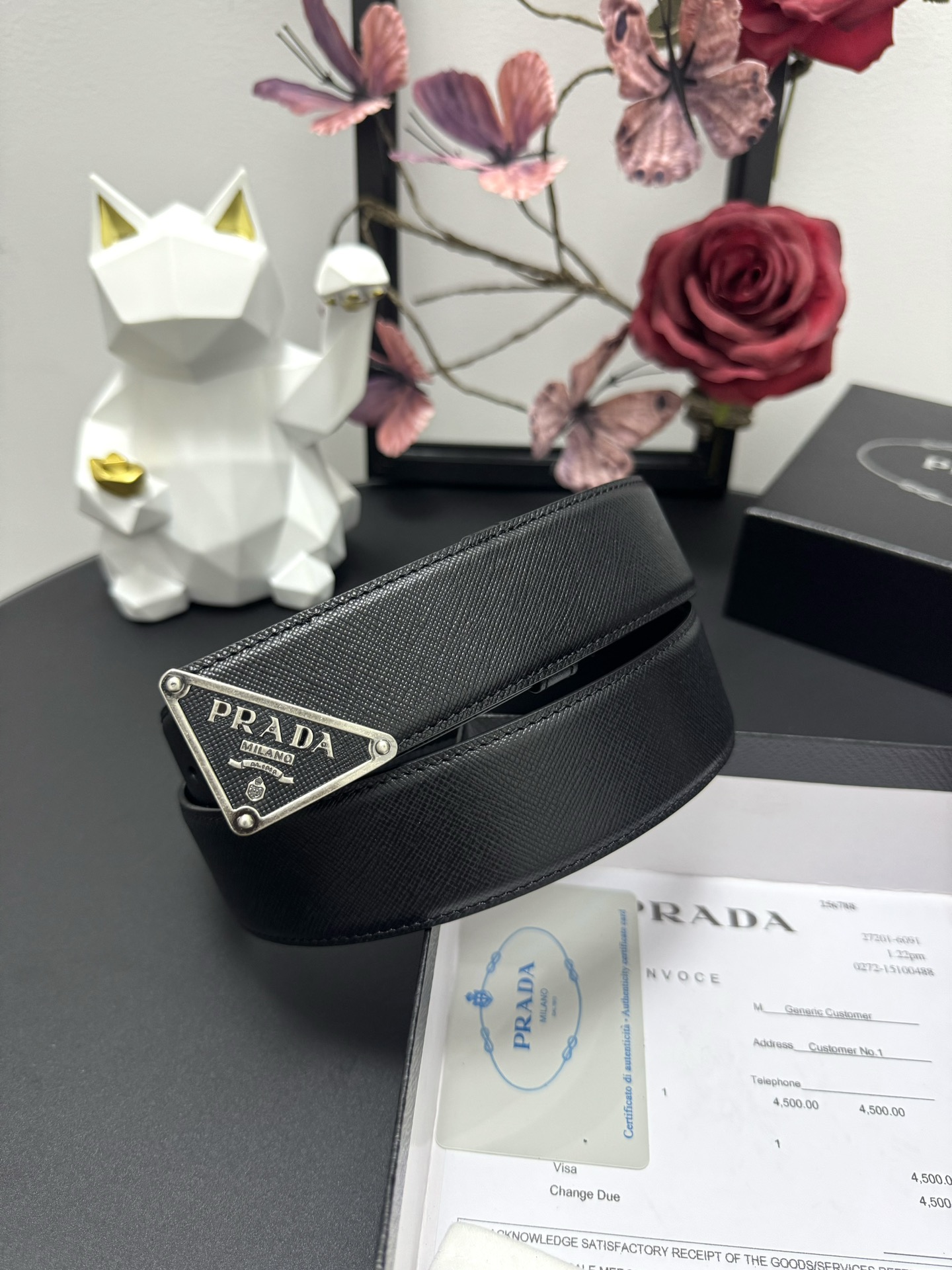 
PRADA   3.8cm      
颜色：黑色
十字纹牛皮纹理品质
每个细节都体现出至高的品味和格