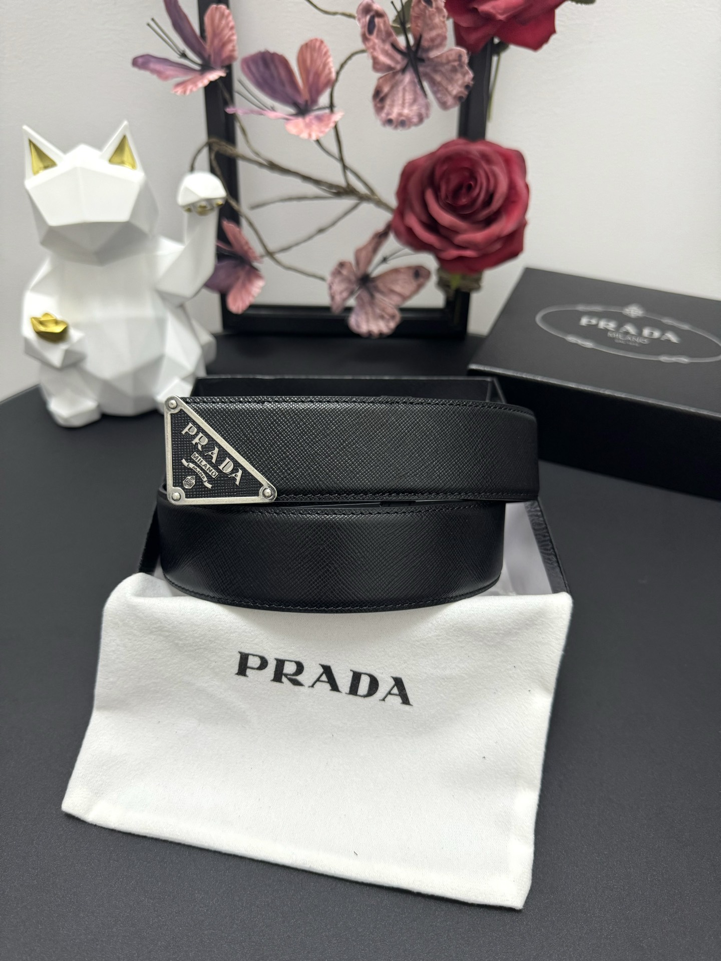 
PRADA   3.8cm      
颜色：黑色
十字纹牛皮纹理品质
每个细节都体现出至高的品味和格