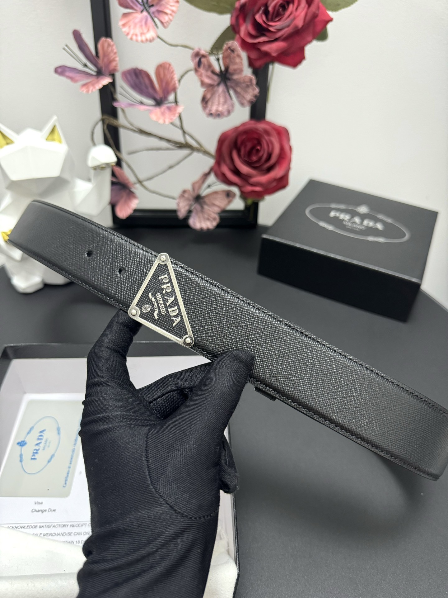 
PRADA   3.8cm      
颜色：黑色
十字纹牛皮纹理品质
每个细节都体现出至高的品味和格