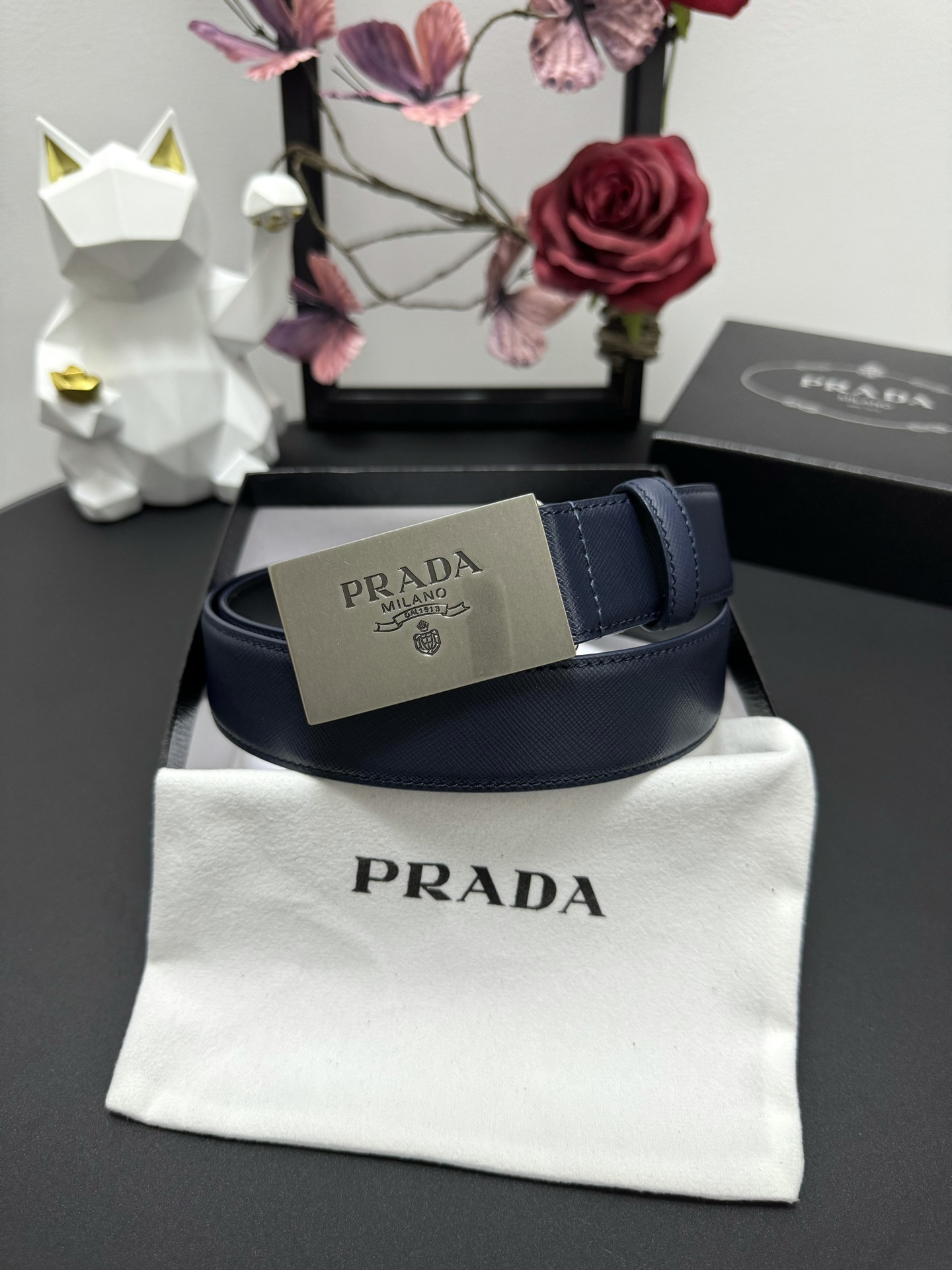  PRADA   3.5cm      
颜色：蓝色
十字纹牛皮纹理品质
每个细节都体现出至高的品味和格