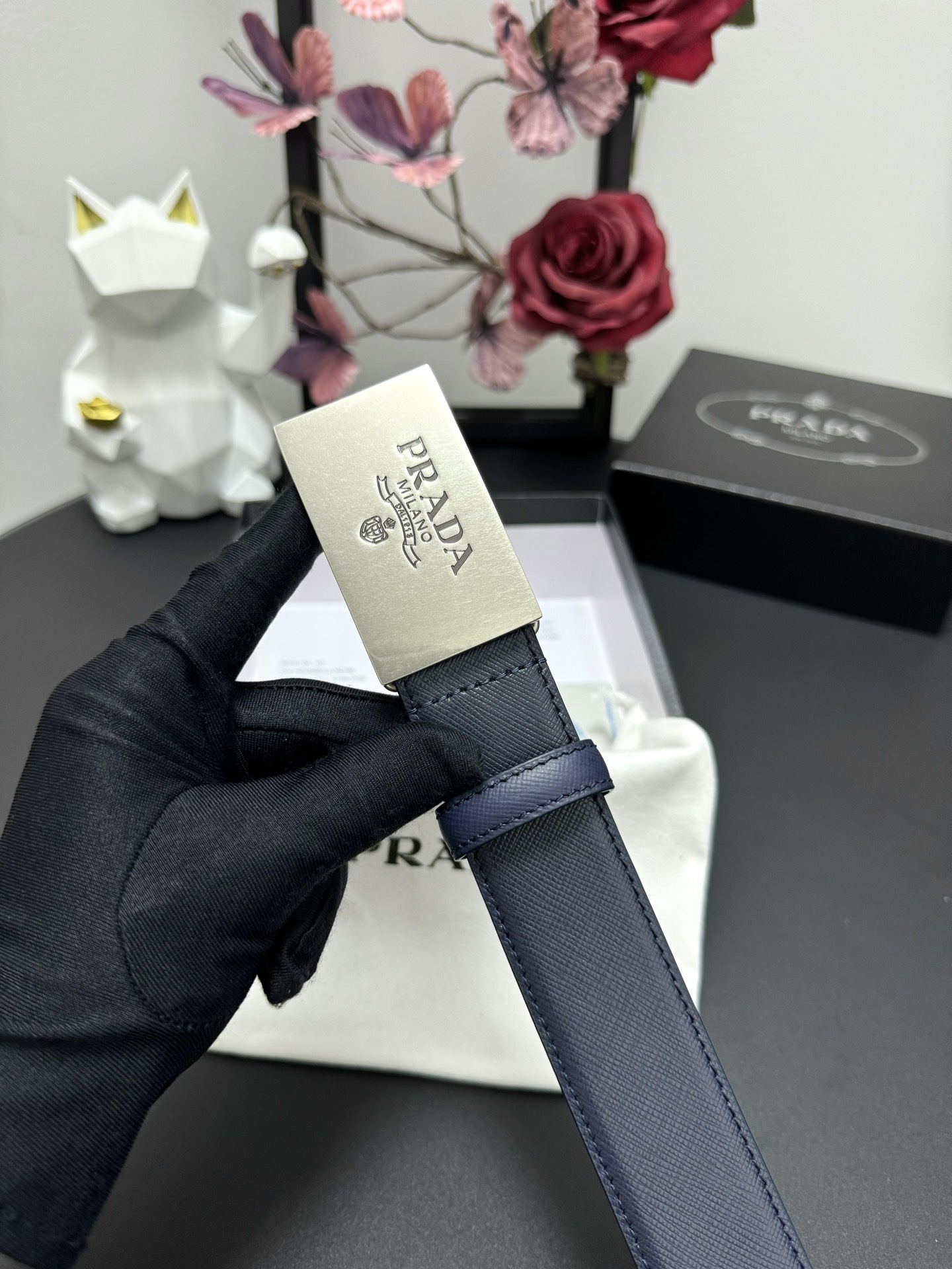  PRADA   3.5cm      
颜色：蓝色
十字纹牛皮纹理品质
每个细节都体现出至高的品味和格