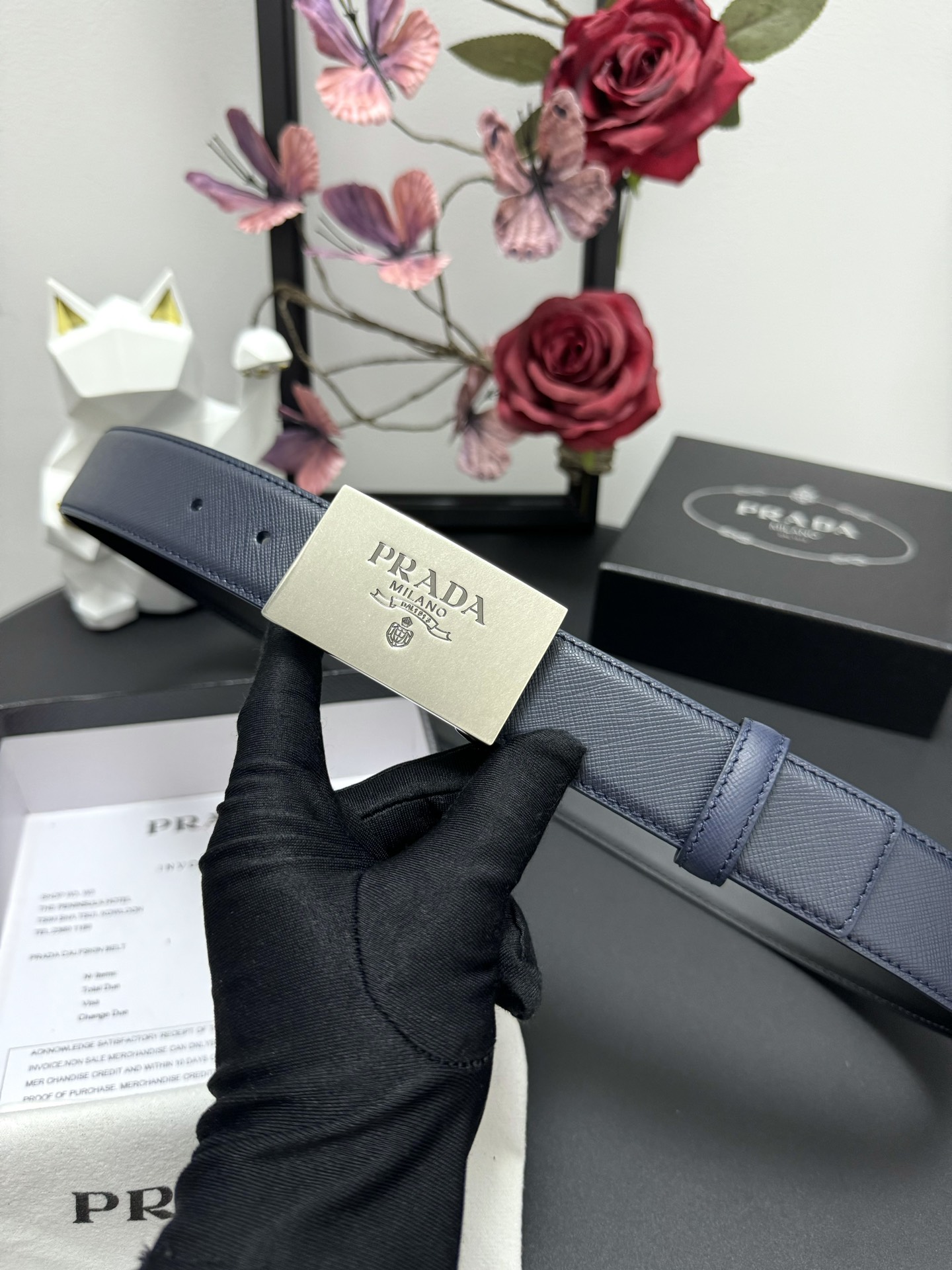  PRADA   3.5cm      
颜色：蓝色
十字纹牛皮纹理品质
每个细节都体现出至高的品味和格