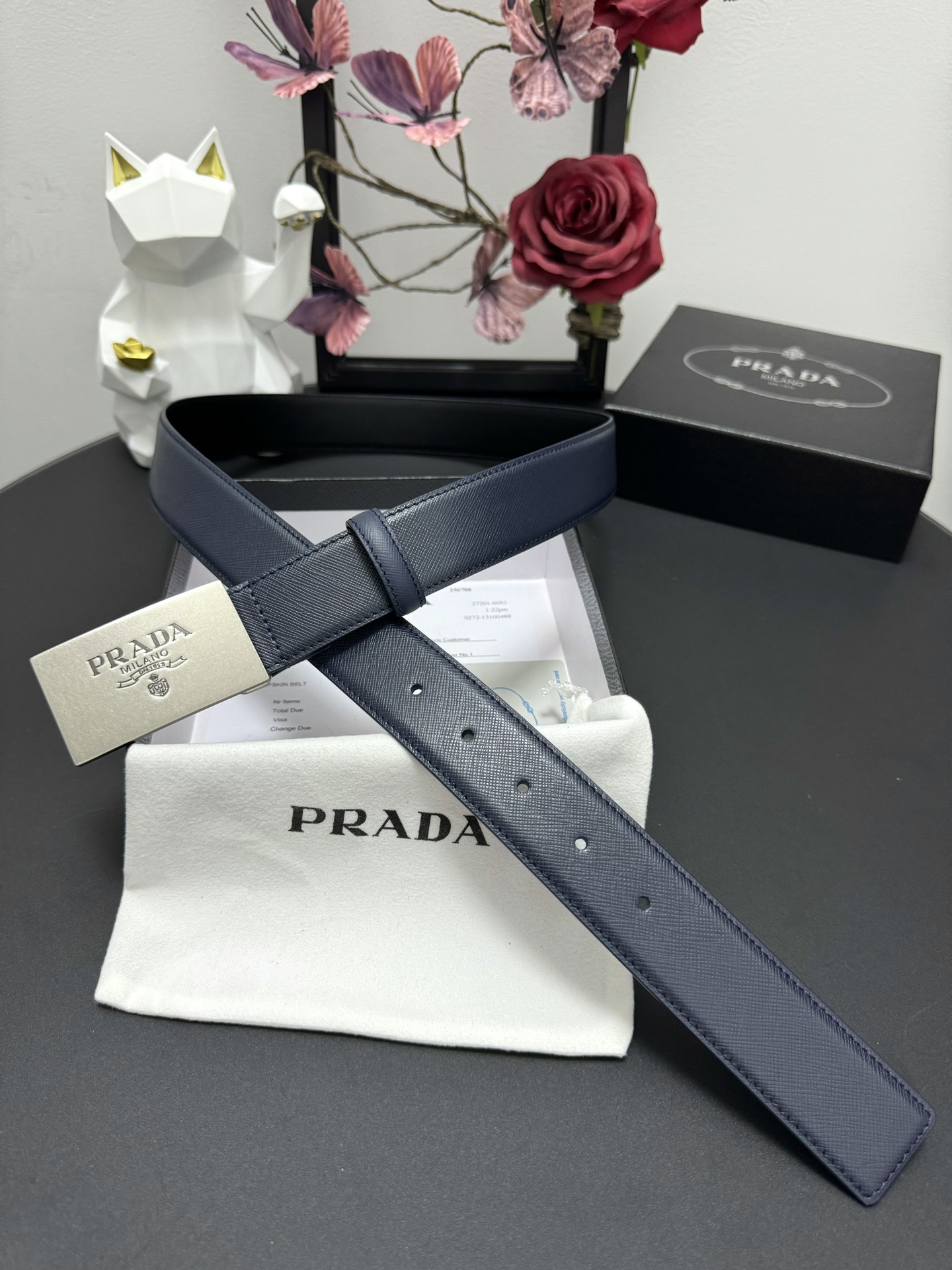  PRADA   3.5cm      
颜色：蓝色
十字纹牛皮纹理品质
每个细节都体现出至高的品味和格
