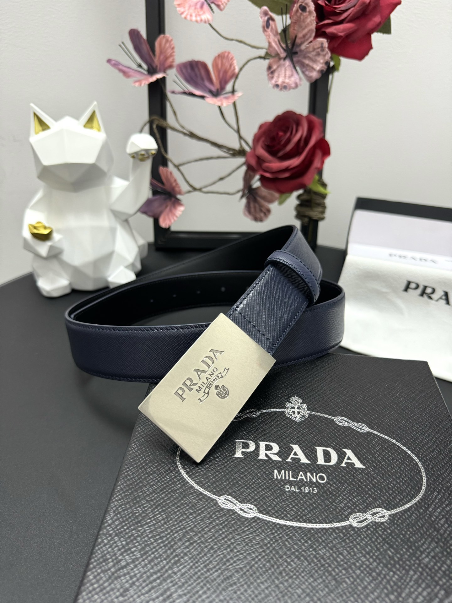  PRADA   3.5cm      
颜色：蓝色
十字纹牛皮纹理品质
每个细节都体现出至高的品味和格