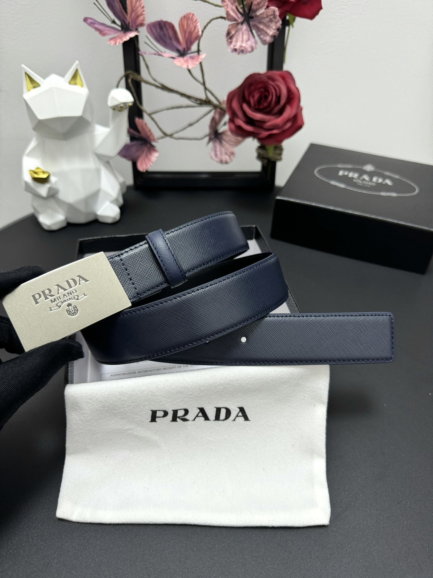  PRADA   3.5cm      
颜色：蓝色
十字纹牛皮纹理品质
每个细节都体现出至高的品味和格