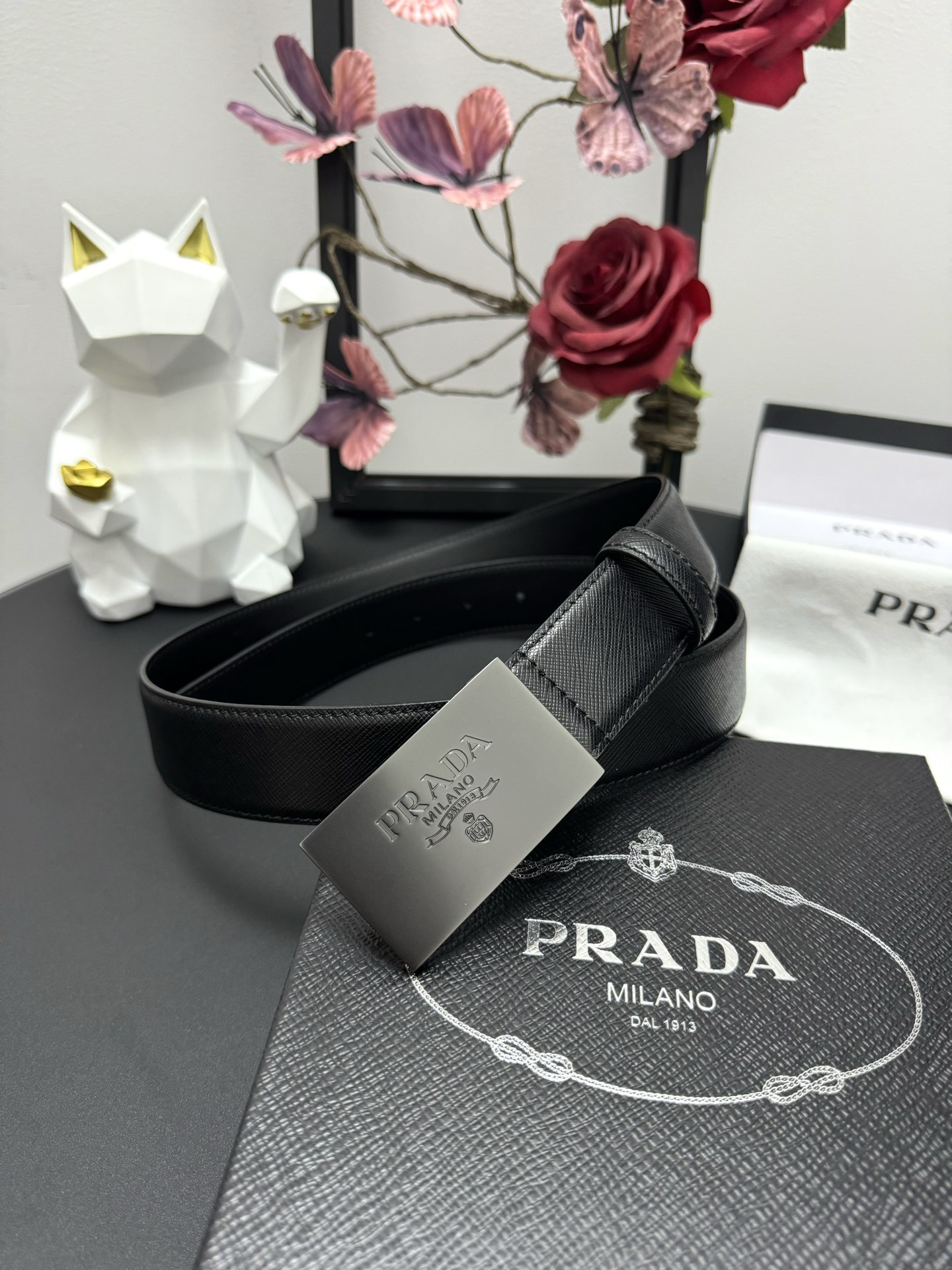  PRADA   3.5cm      
颜色：黑色
十字纹牛皮纹理品质
每个细节都体现出至高的品味和格