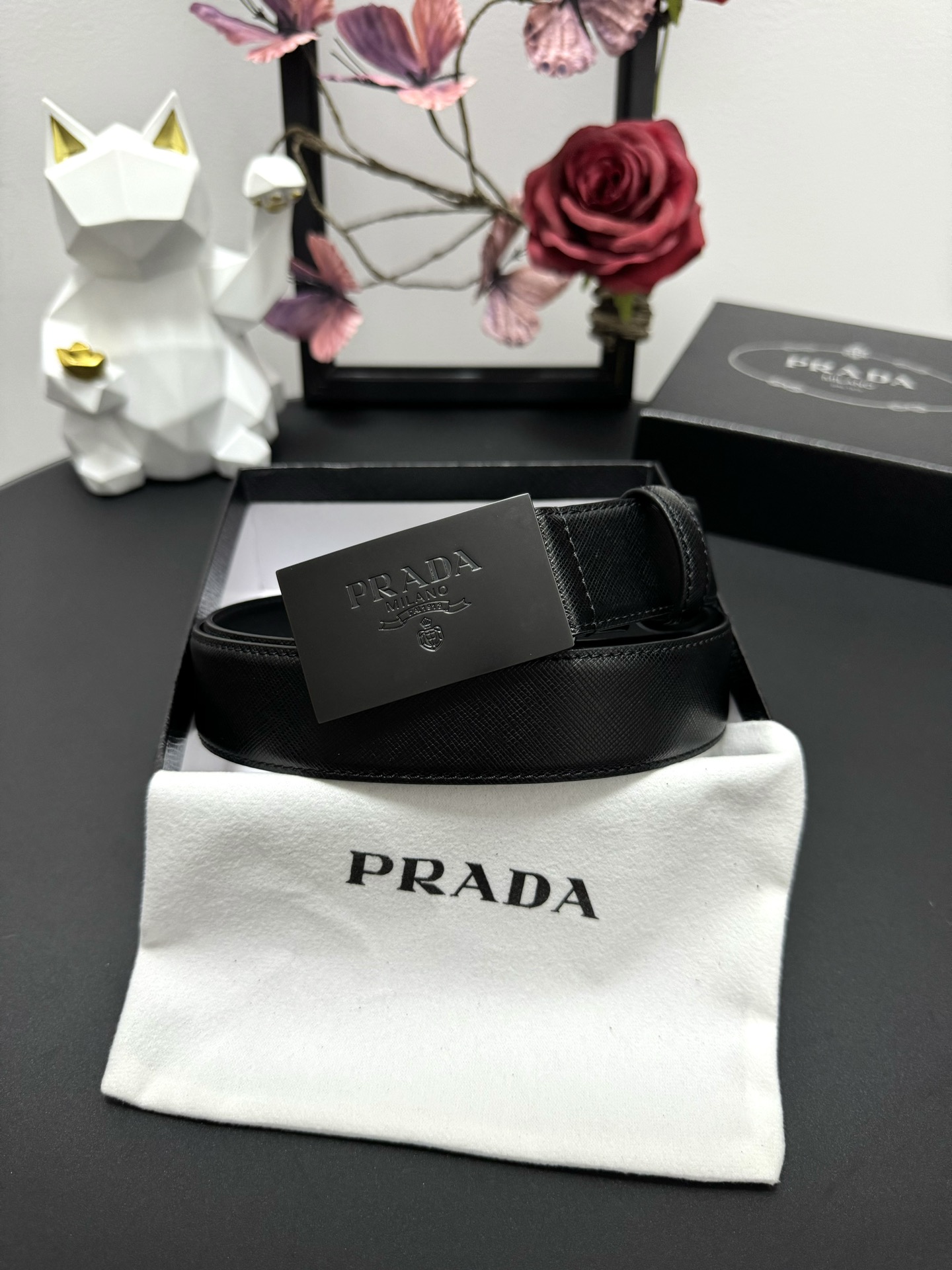  PRADA   3.5cm      
颜色：黑色
十字纹牛皮纹理品质
每个细节都体现出至高的品味和格