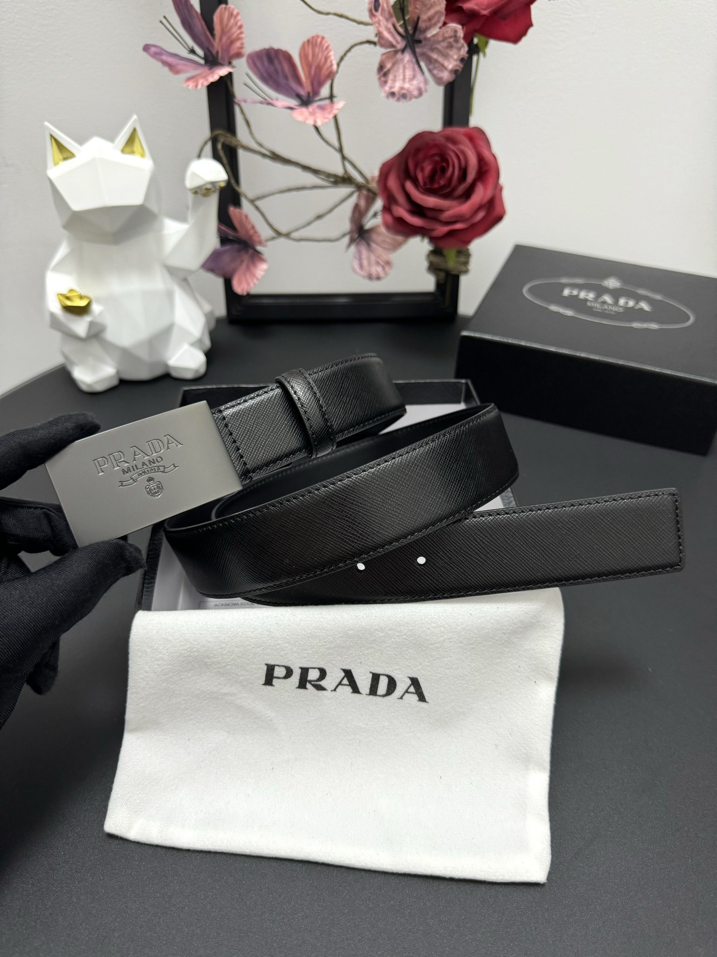  PRADA   3.5cm      
颜色：黑色
十字纹牛皮纹理品质
每个细节都体现出至高的品味和格