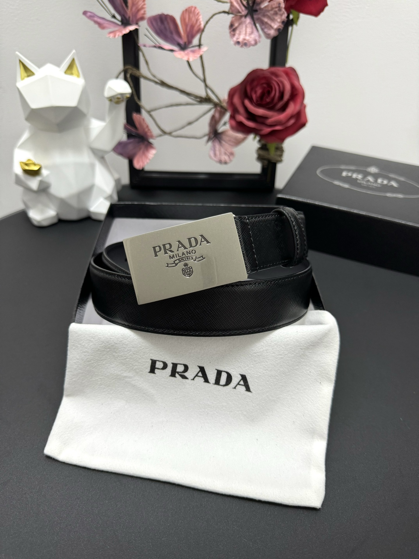  PRADA   3.5cm      
颜色：黑色
十字纹牛皮纹理品质
每个细节都体现出至高的品味和格