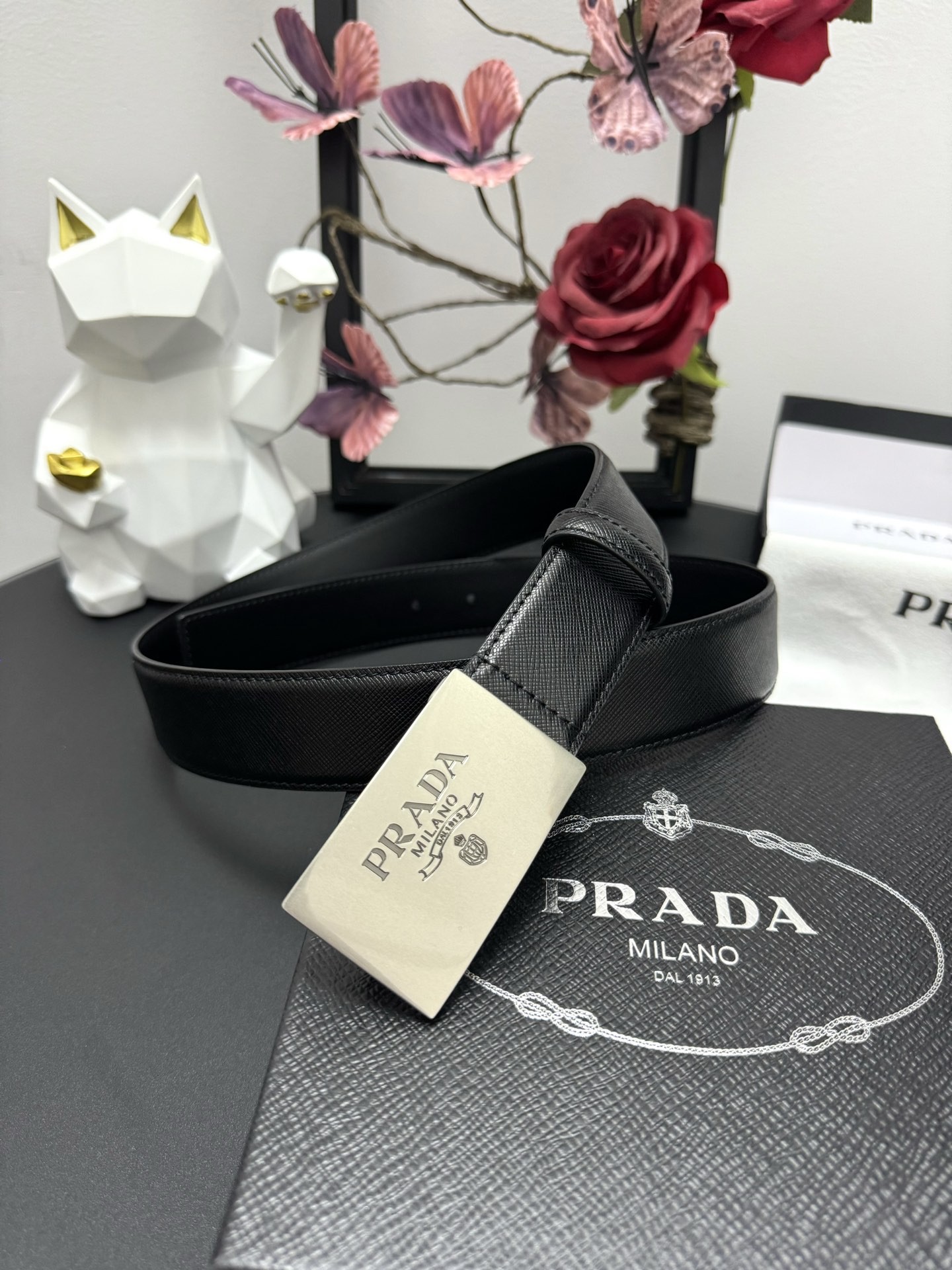  PRADA   3.5cm      
颜色：黑色
十字纹牛皮纹理品质
每个细节都体现出至高的品味和格