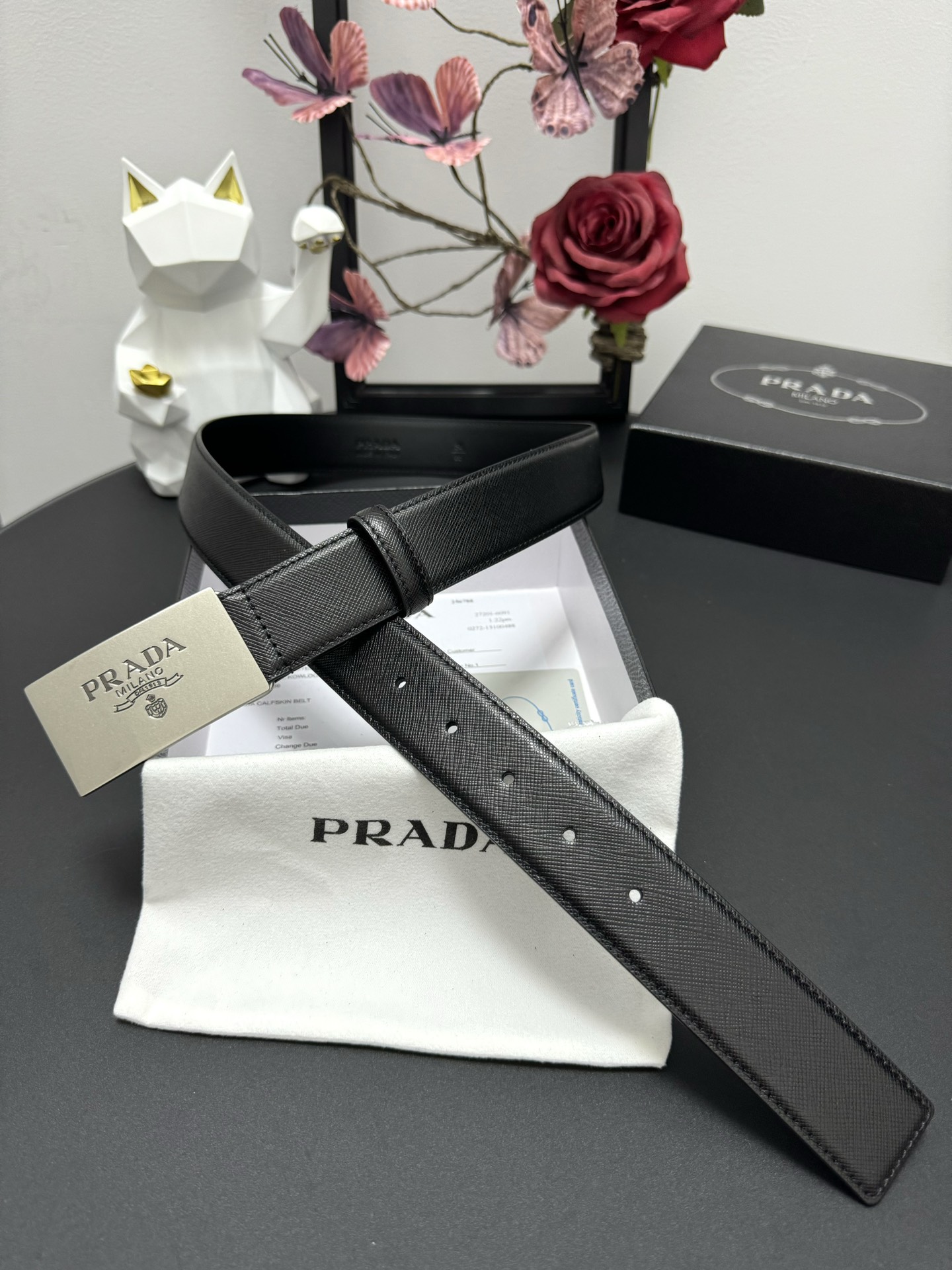  PRADA   3.5cm      
颜色：黑色
十字纹牛皮纹理品质
每个细节都体现出至高的品味和格