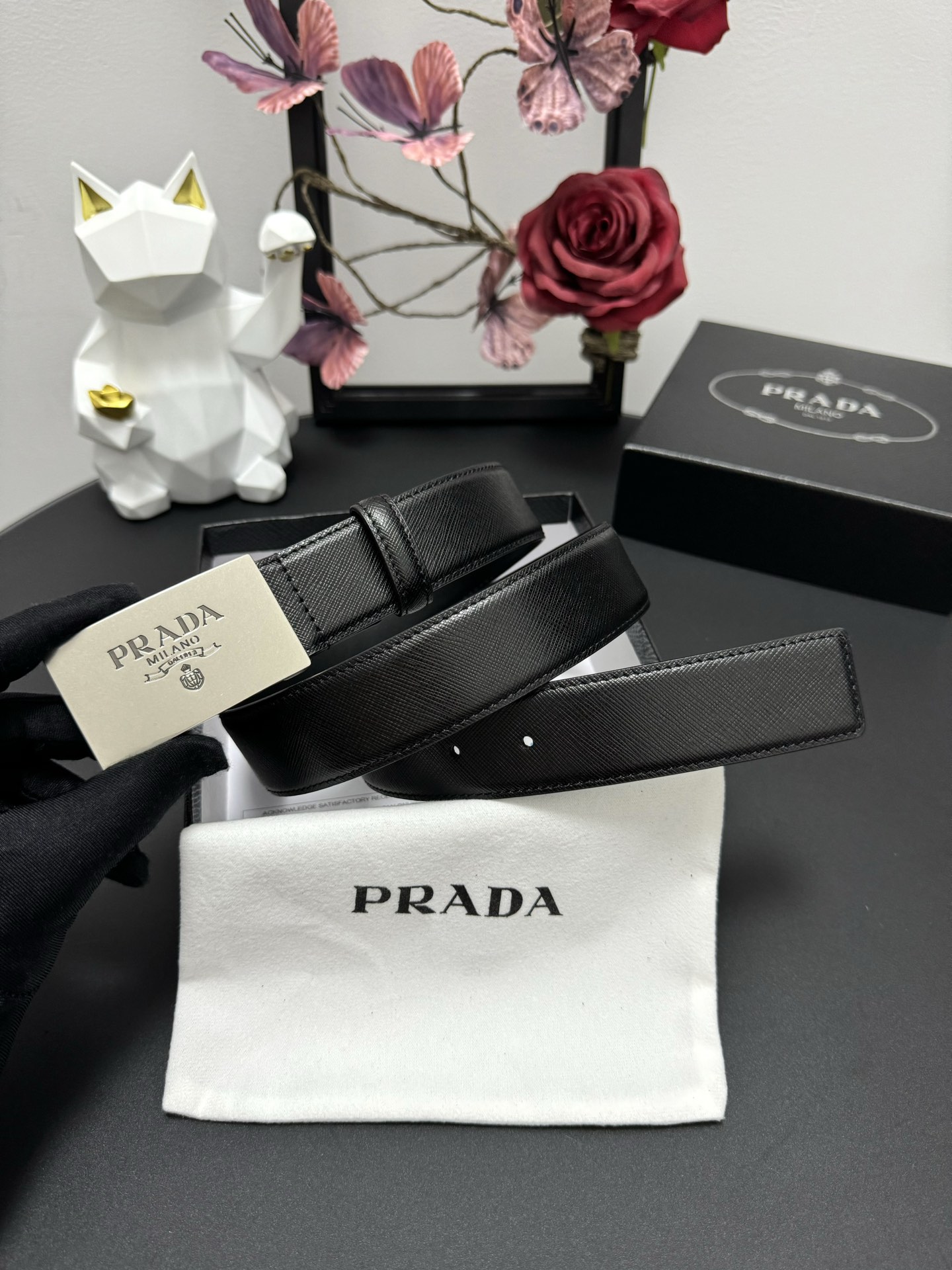  PRADA   3.5cm      
颜色：黑色
十字纹牛皮纹理品质
每个细节都体现出至高的品味和格