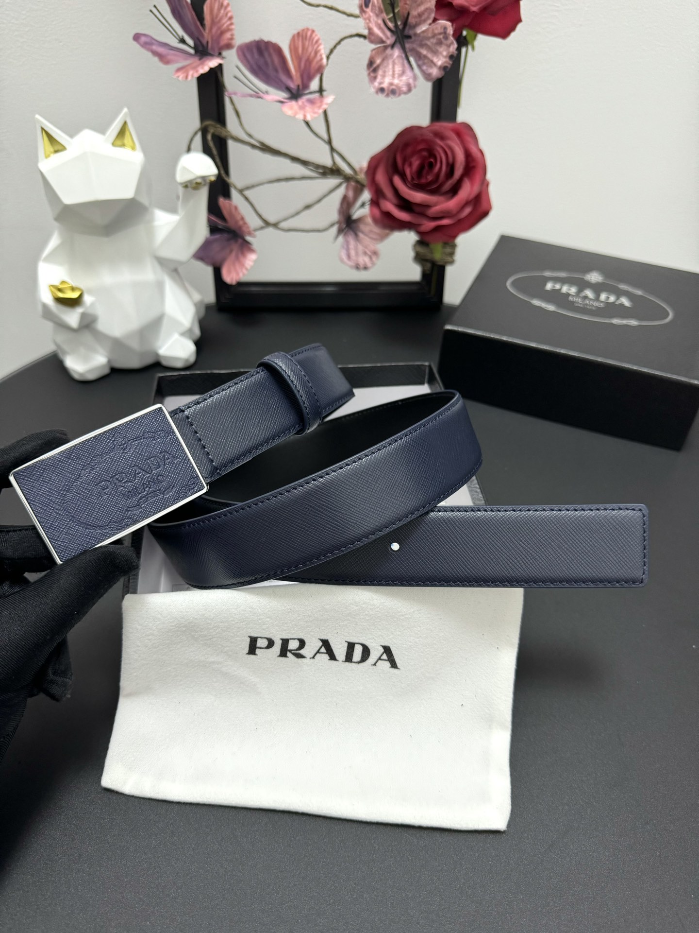  PRADA   3.5cm      
颜色：蓝色
十字纹牛皮纹理品质
每个细节都体现出至高的品味和格