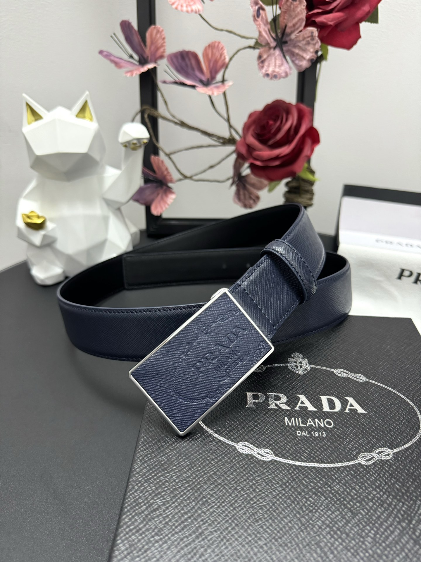  PRADA   3.5cm      
颜色：蓝色
十字纹牛皮纹理品质
每个细节都体现出至高的品味和格