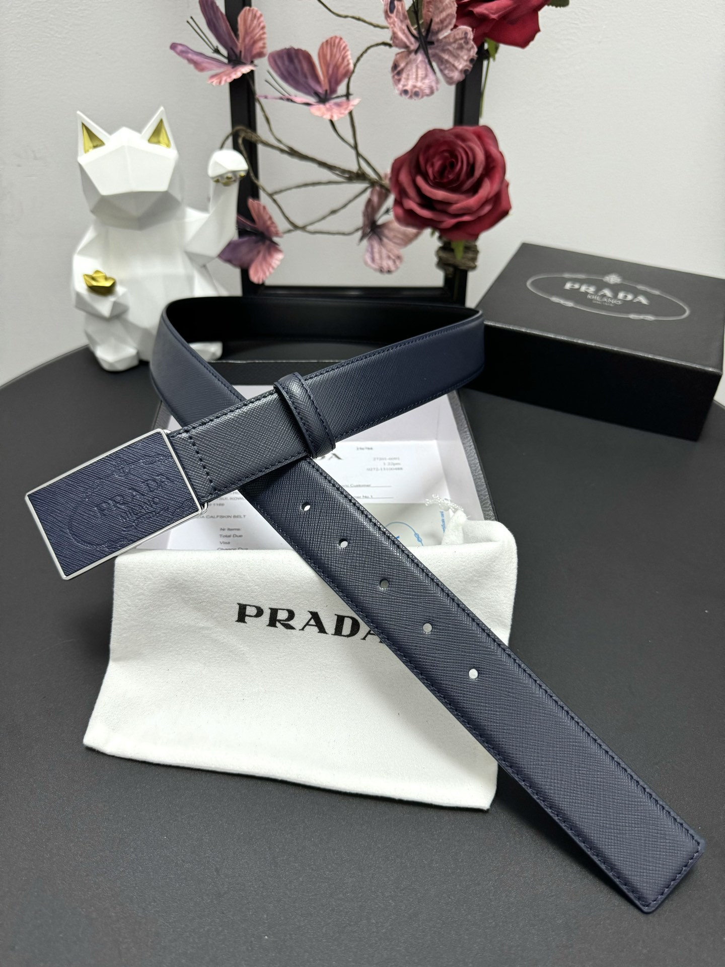  PRADA   3.5cm      
颜色：蓝色
十字纹牛皮纹理品质
每个细节都体现出至高的品味和格