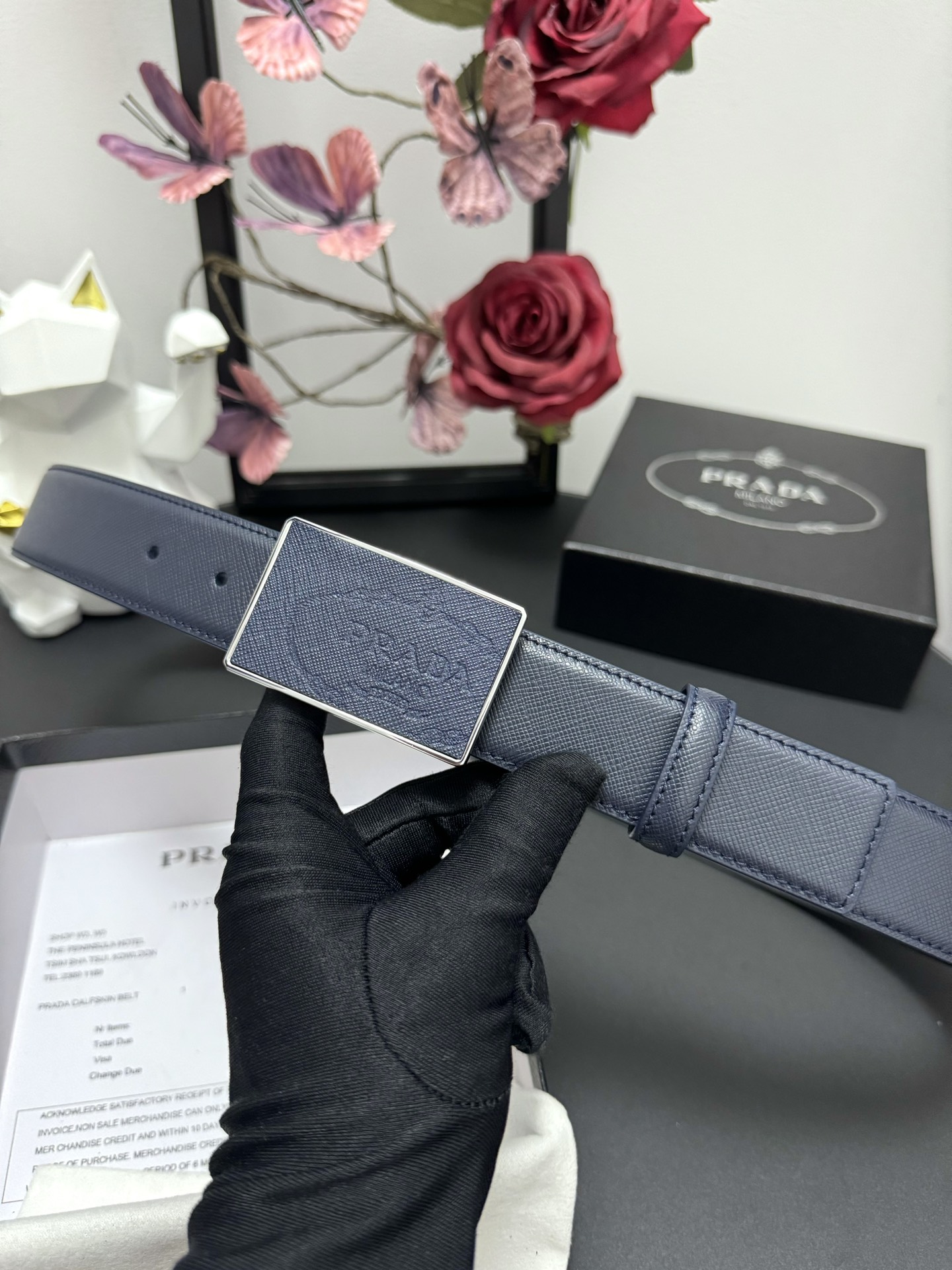  PRADA   3.5cm      
颜色：蓝色
十字纹牛皮纹理品质
每个细节都体现出至高的品味和格