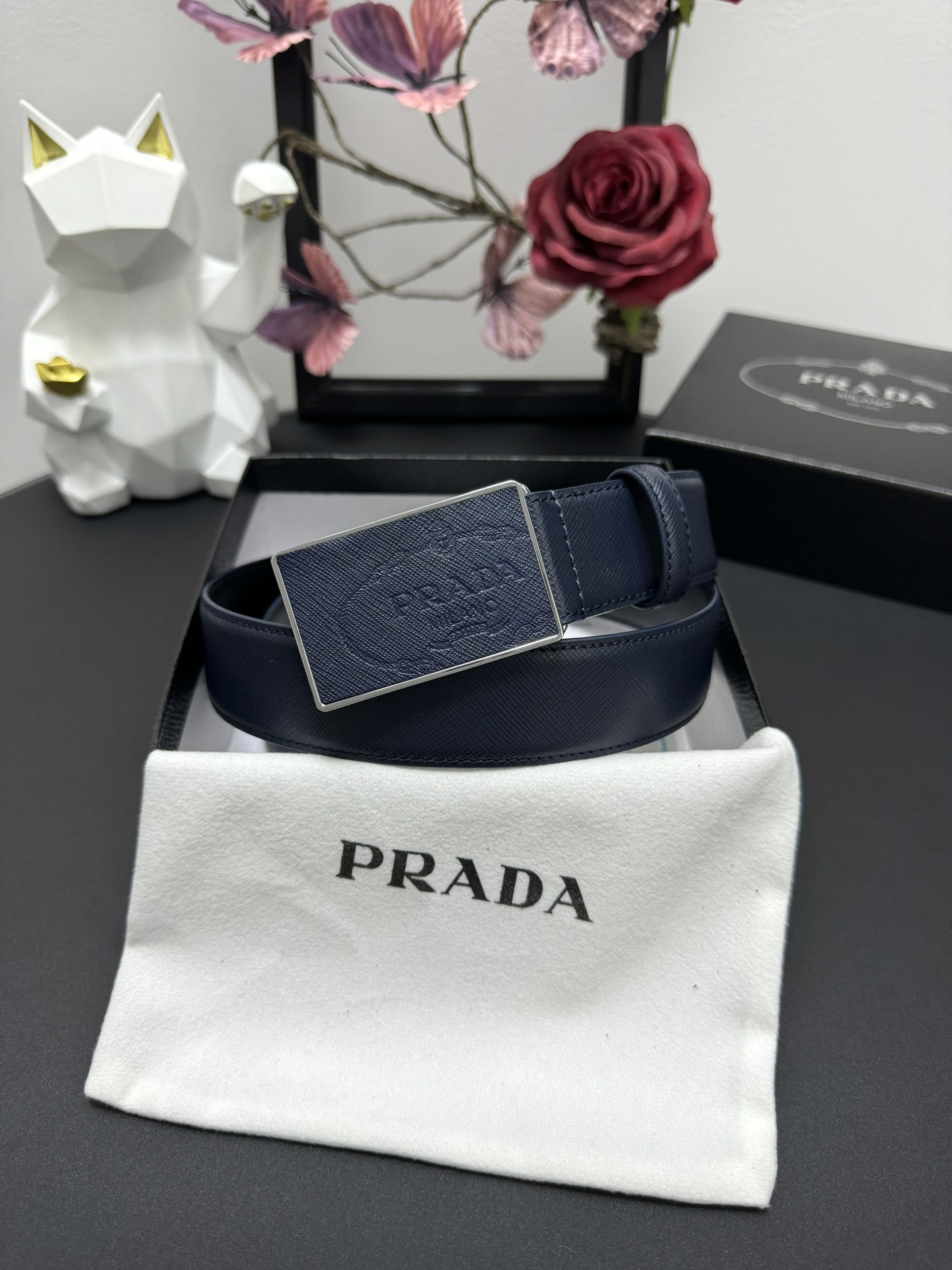  PRADA   3.5cm      
颜色：蓝色
十字纹牛皮纹理品质
每个细节都体现出至高的品味和格