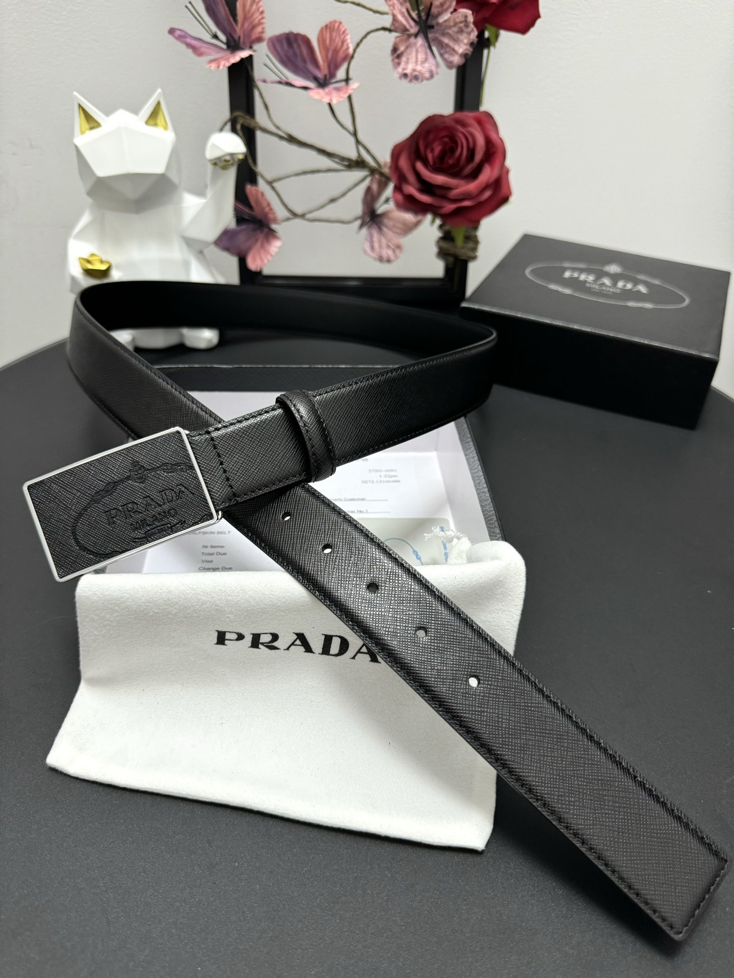  PRADA   3.5cm      
颜色：黑色
十字纹牛皮纹理品质
每个细节都体现出至高的品味和格