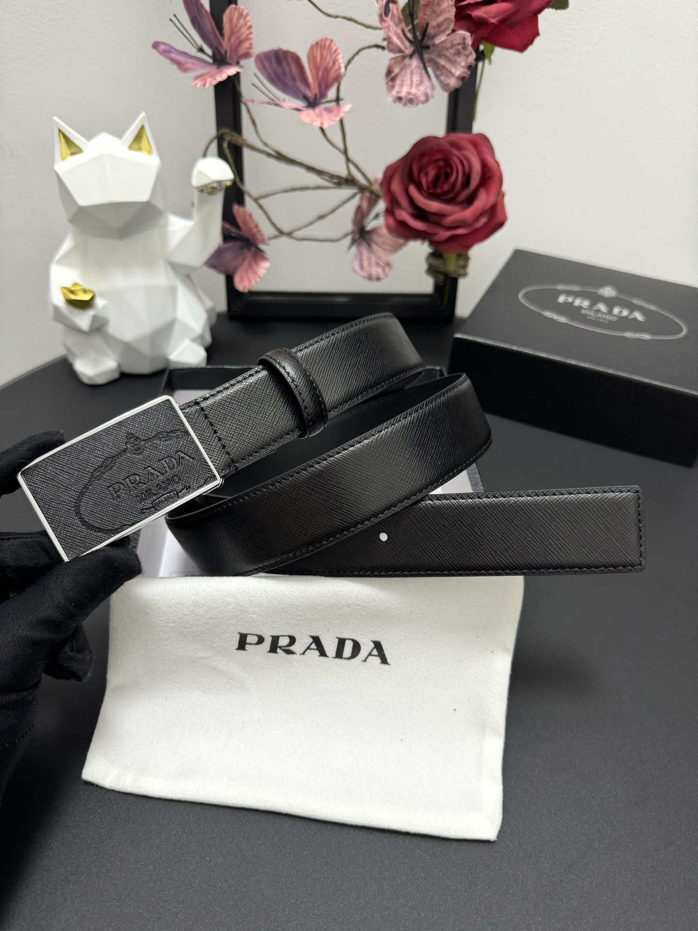  PRADA   3.5cm      
颜色：黑色
十字纹牛皮纹理品质
每个细节都体现出至高的品味和格