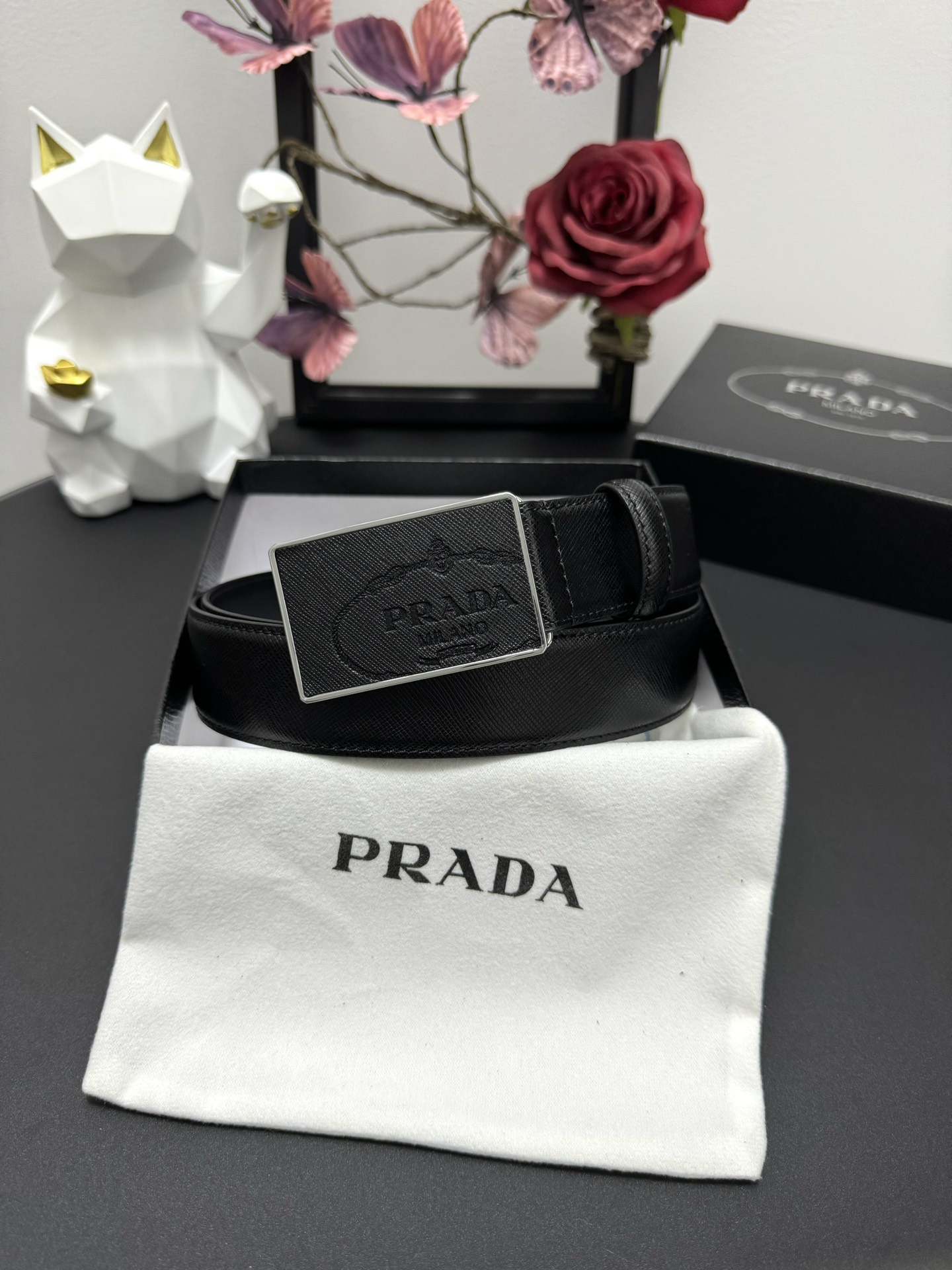  PRADA   3.5cm      
颜色：黑色
十字纹牛皮纹理品质
每个细节都体现出至高的品味和格