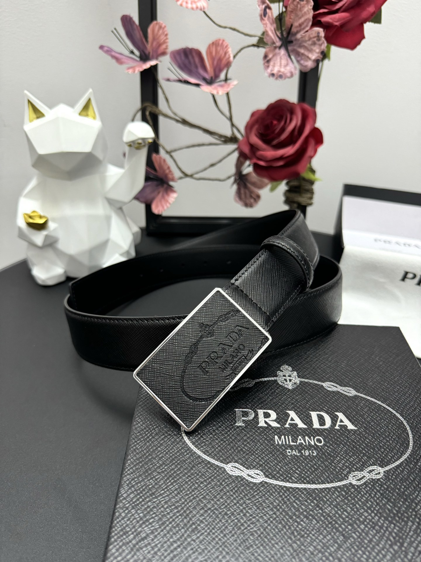  PRADA   3.5cm      
颜色：黑色
十字纹牛皮纹理品质
每个细节都体现出至高的品味和格