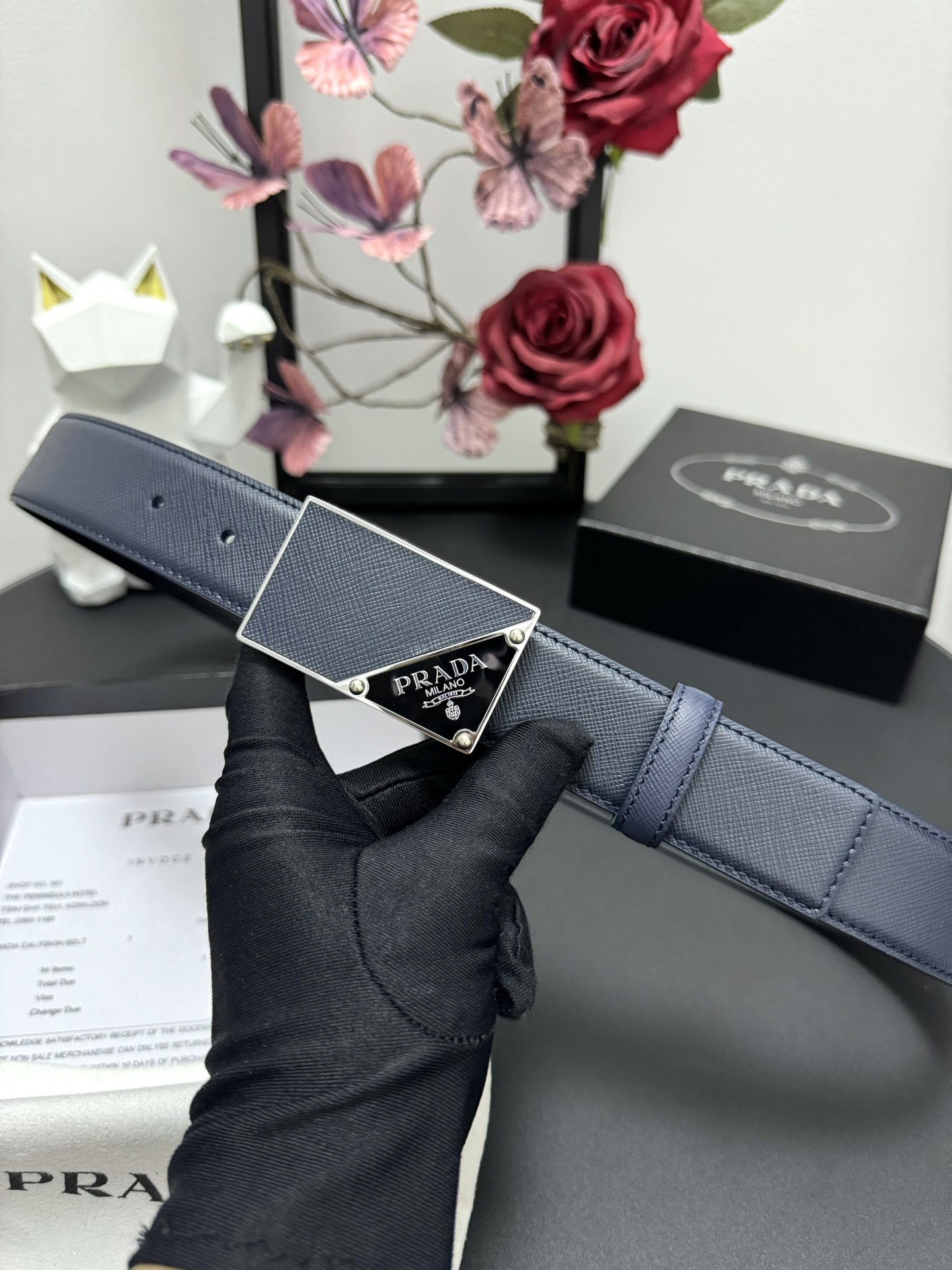  PRADA   3.5cm      
颜色：蓝色
十字纹牛皮纹理品质
每个细节都体现出至高的品味和格