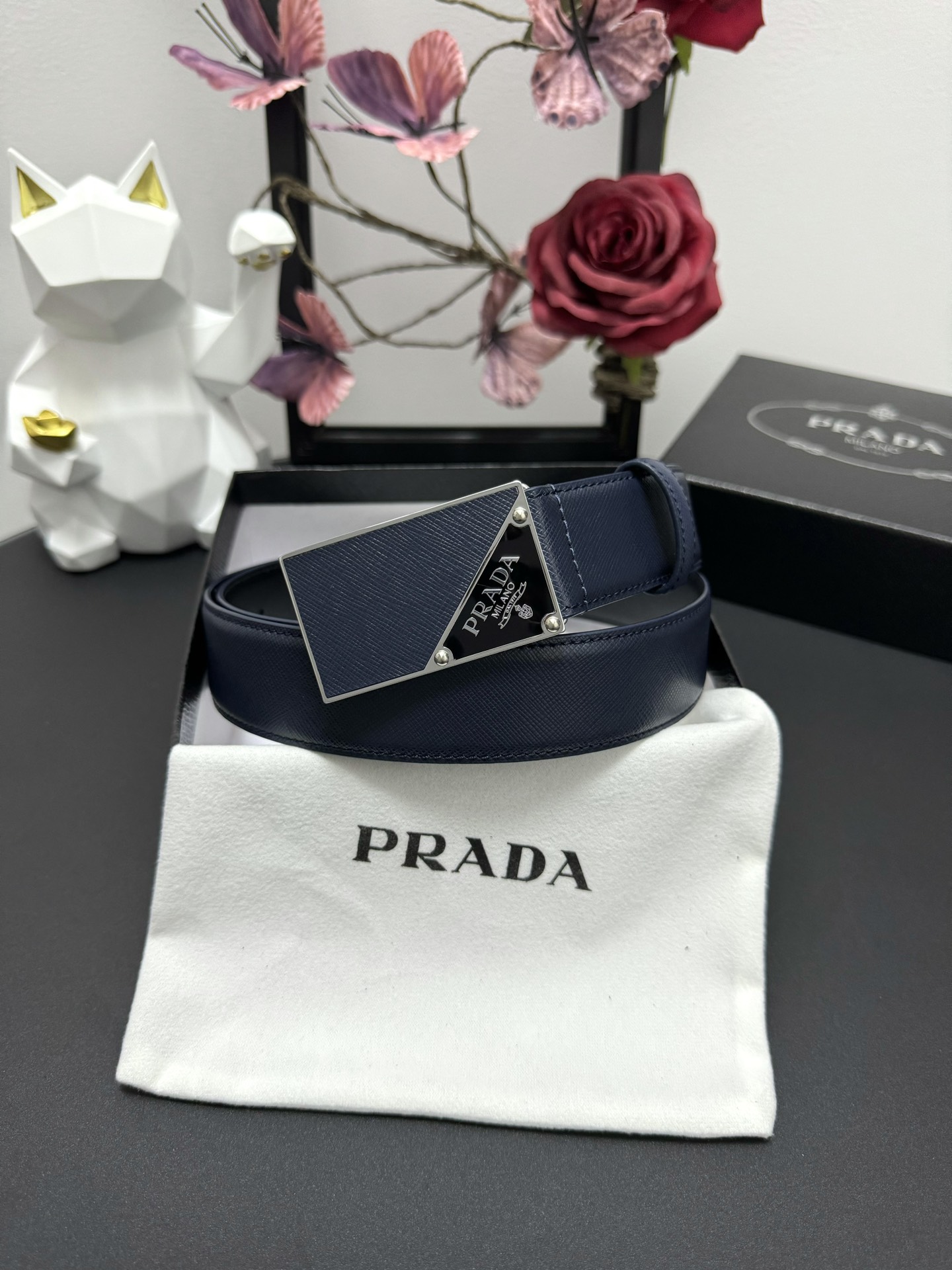  PRADA   3.5cm      
颜色：蓝色
十字纹牛皮纹理品质
每个细节都体现出至高的品味和格