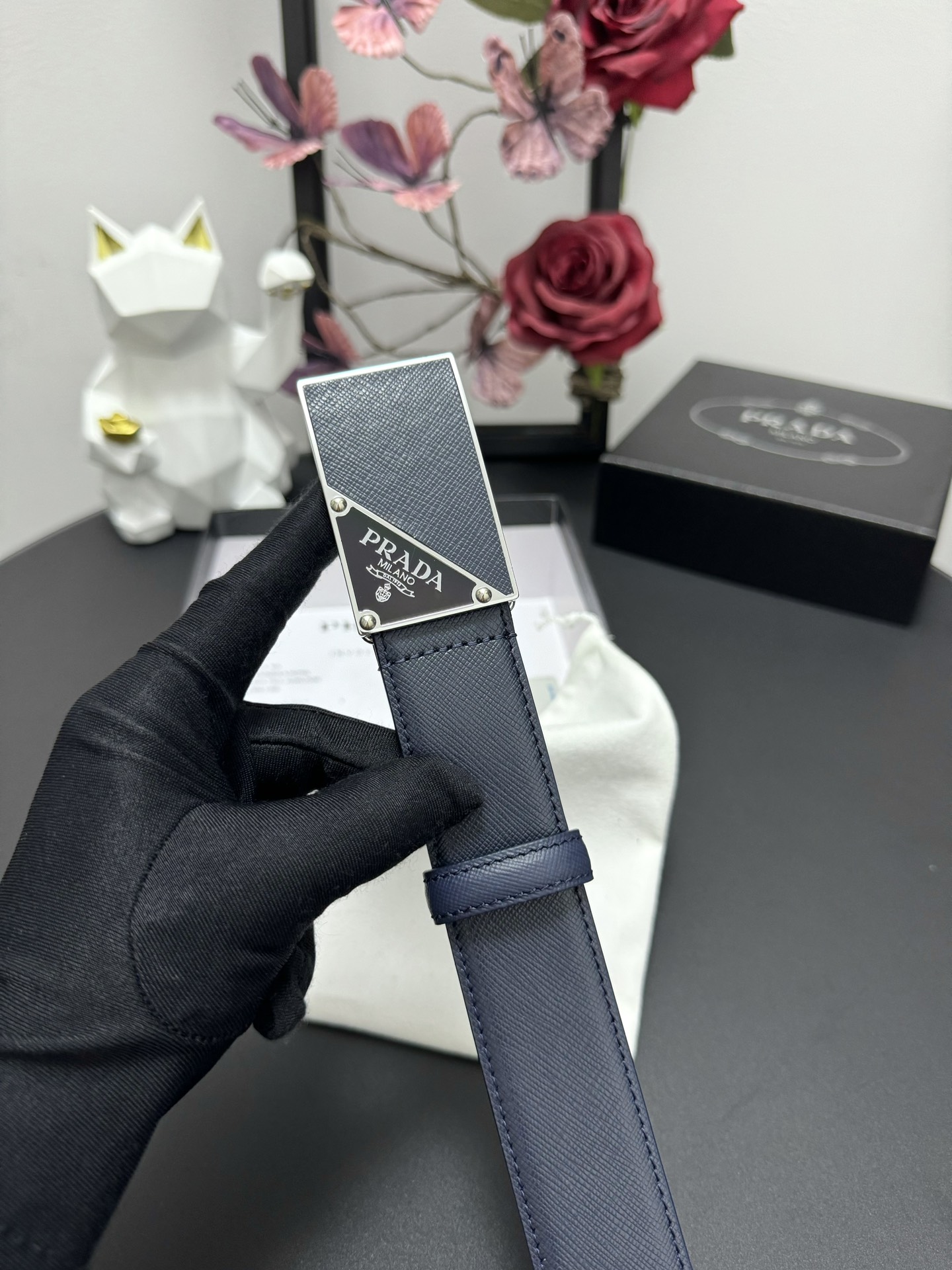  PRADA   3.5cm      
颜色：蓝色
十字纹牛皮纹理品质
每个细节都体现出至高的品味和格