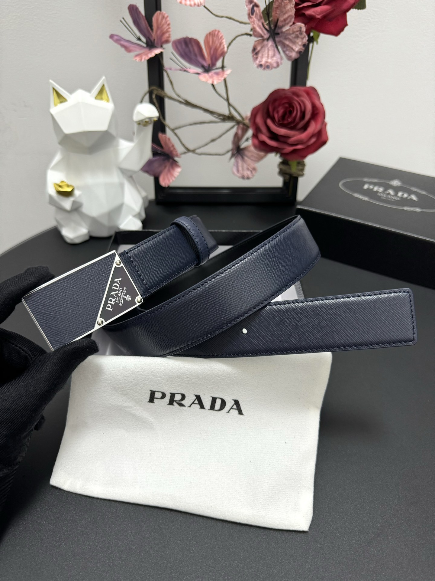  PRADA   3.5cm      
颜色：蓝色
十字纹牛皮纹理品质
每个细节都体现出至高的品味和格