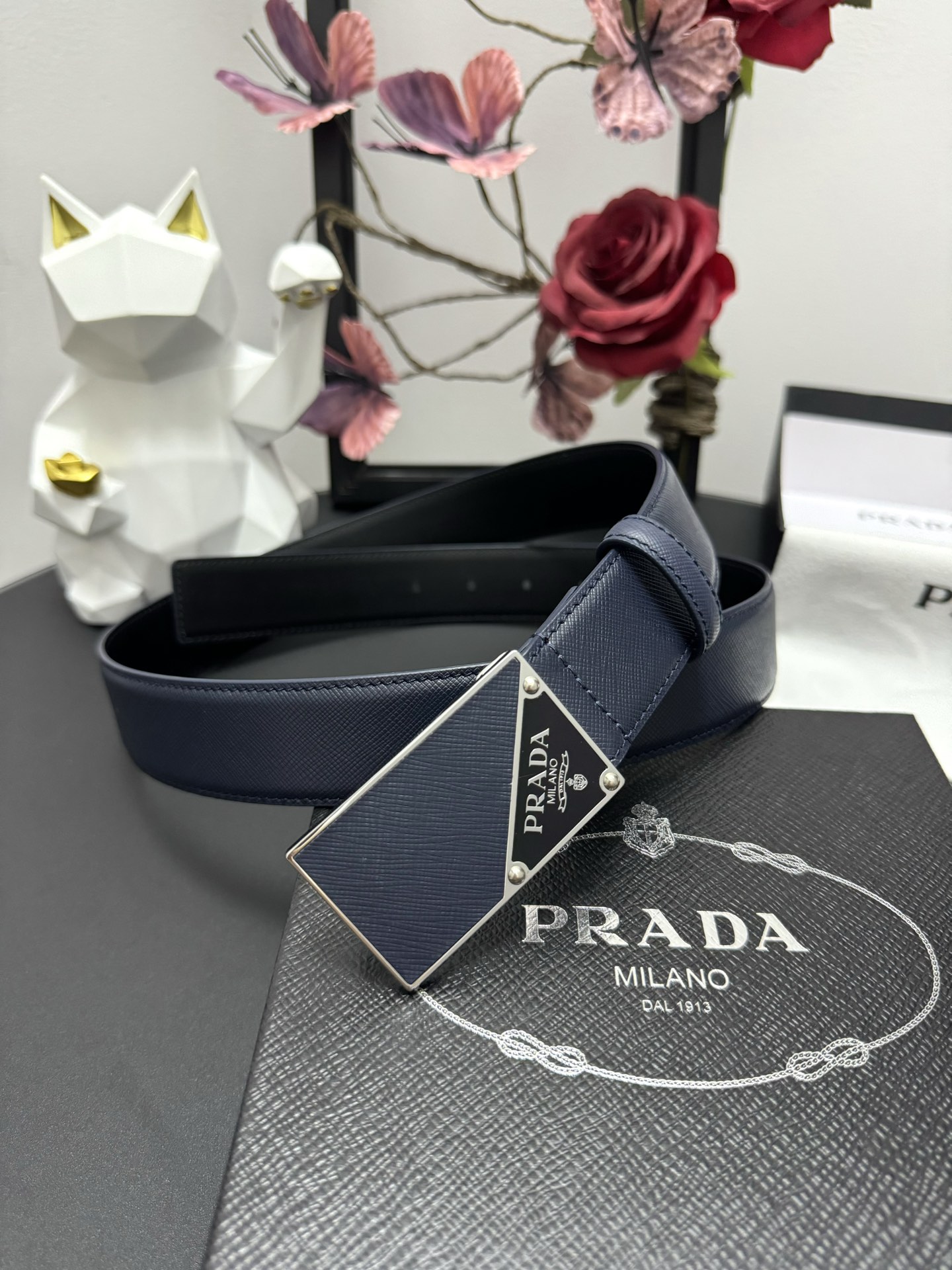  PRADA   3.5cm      
颜色：蓝色
十字纹牛皮纹理品质
每个细节都体现出至高的品味和格