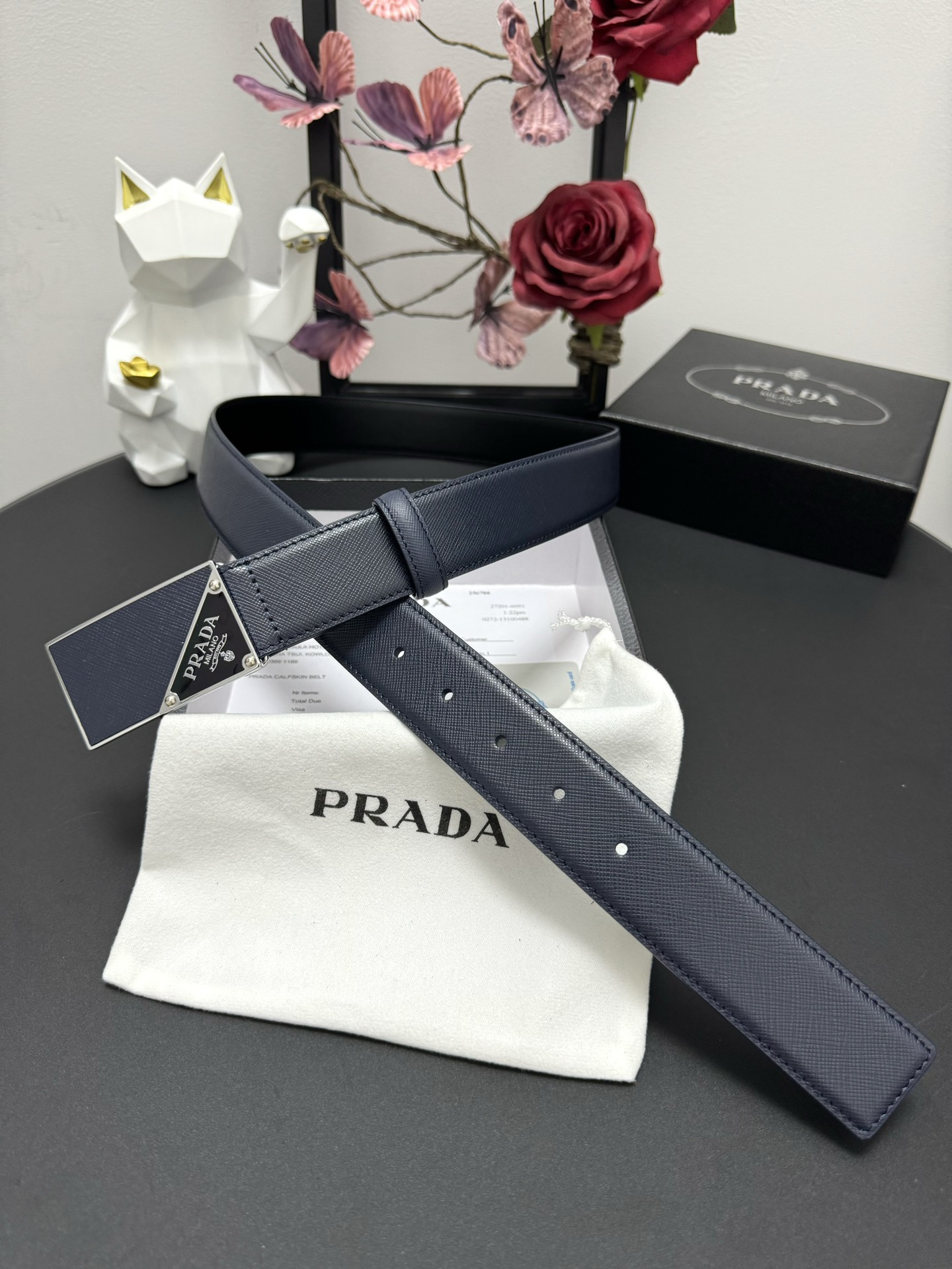  PRADA   3.5cm      
颜色：蓝色
十字纹牛皮纹理品质
每个细节都体现出至高的品味和格