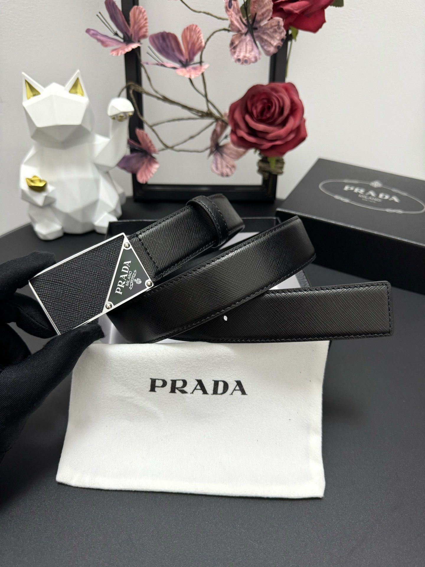  PRADA   3.5cm      
颜色：黑色
十字纹牛皮纹理品质
每个细节都体现出至高的品味和格