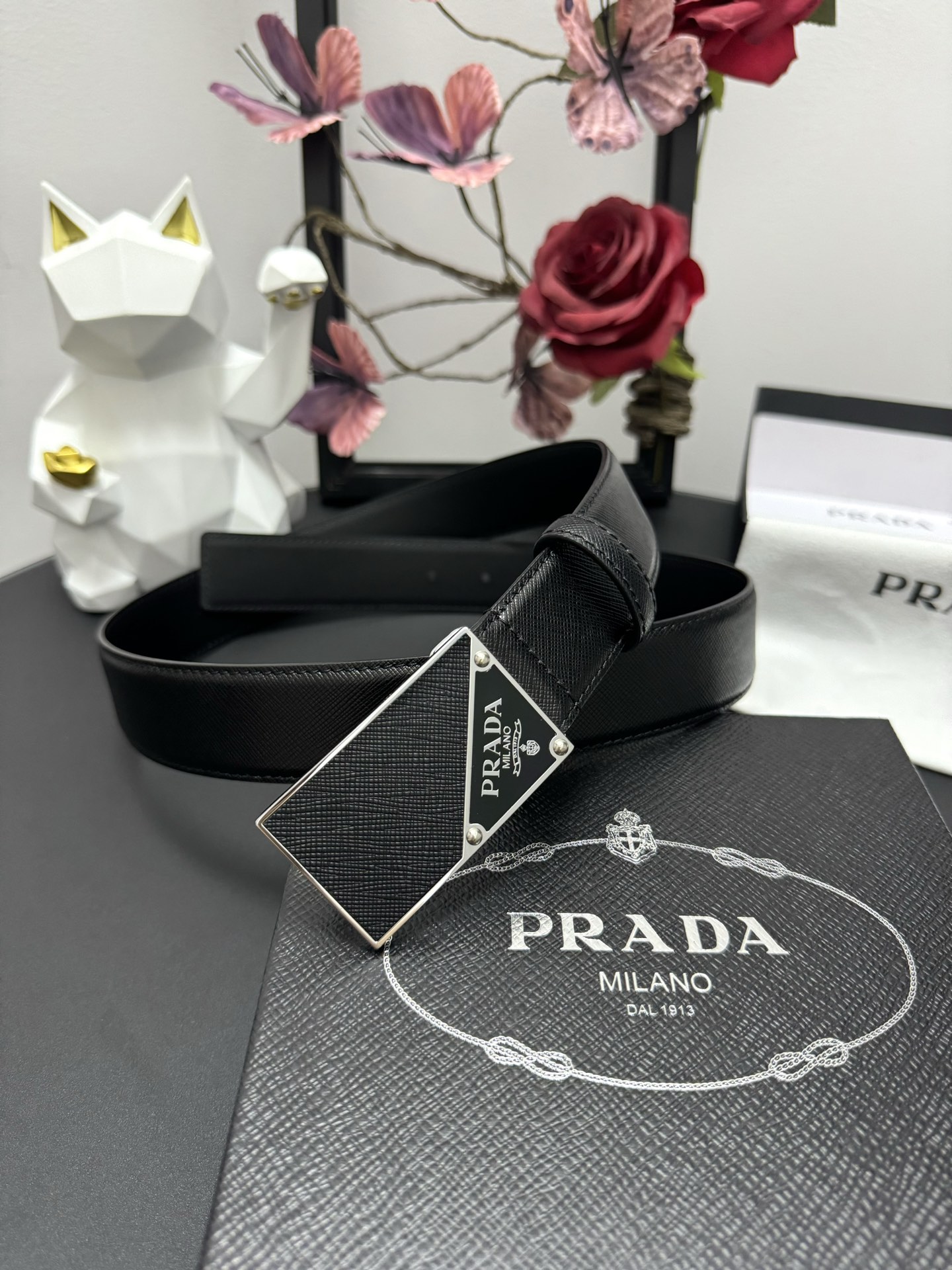  PRADA   3.5cm      
颜色：黑色
十字纹牛皮纹理品质
每个细节都体现出至高的品味和格