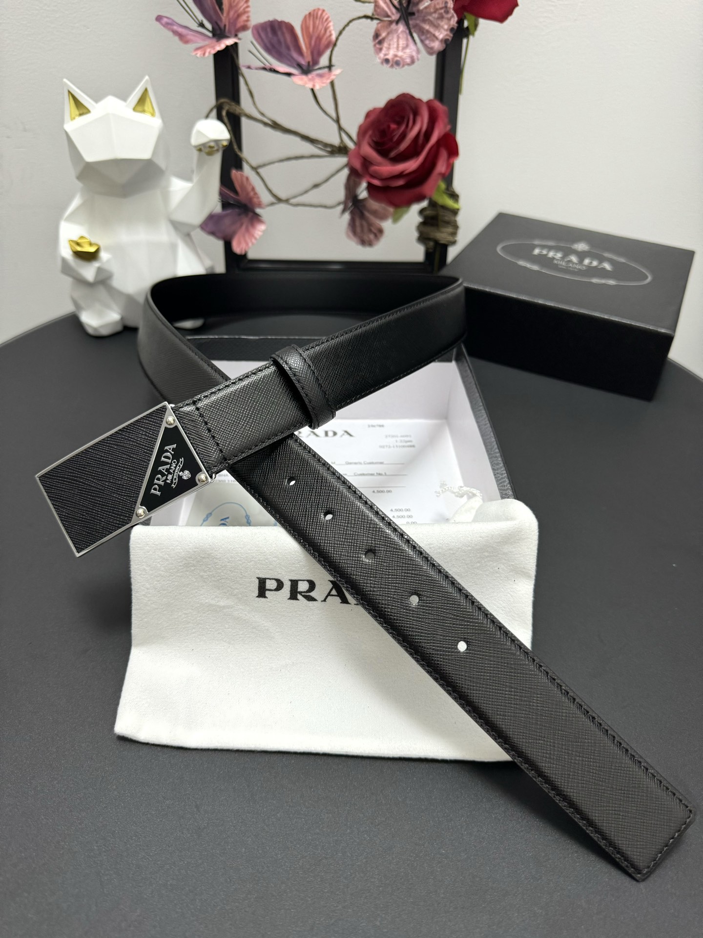  PRADA   3.5cm      
颜色：黑色
十字纹牛皮纹理品质
每个细节都体现出至高的品味和格