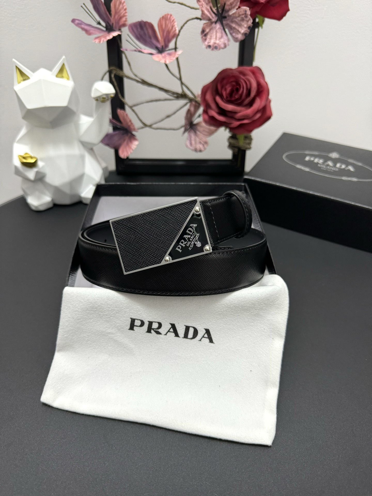  PRADA   3.5cm      
颜色：黑色
十字纹牛皮纹理品质
每个细节都体现出至高的品味和格